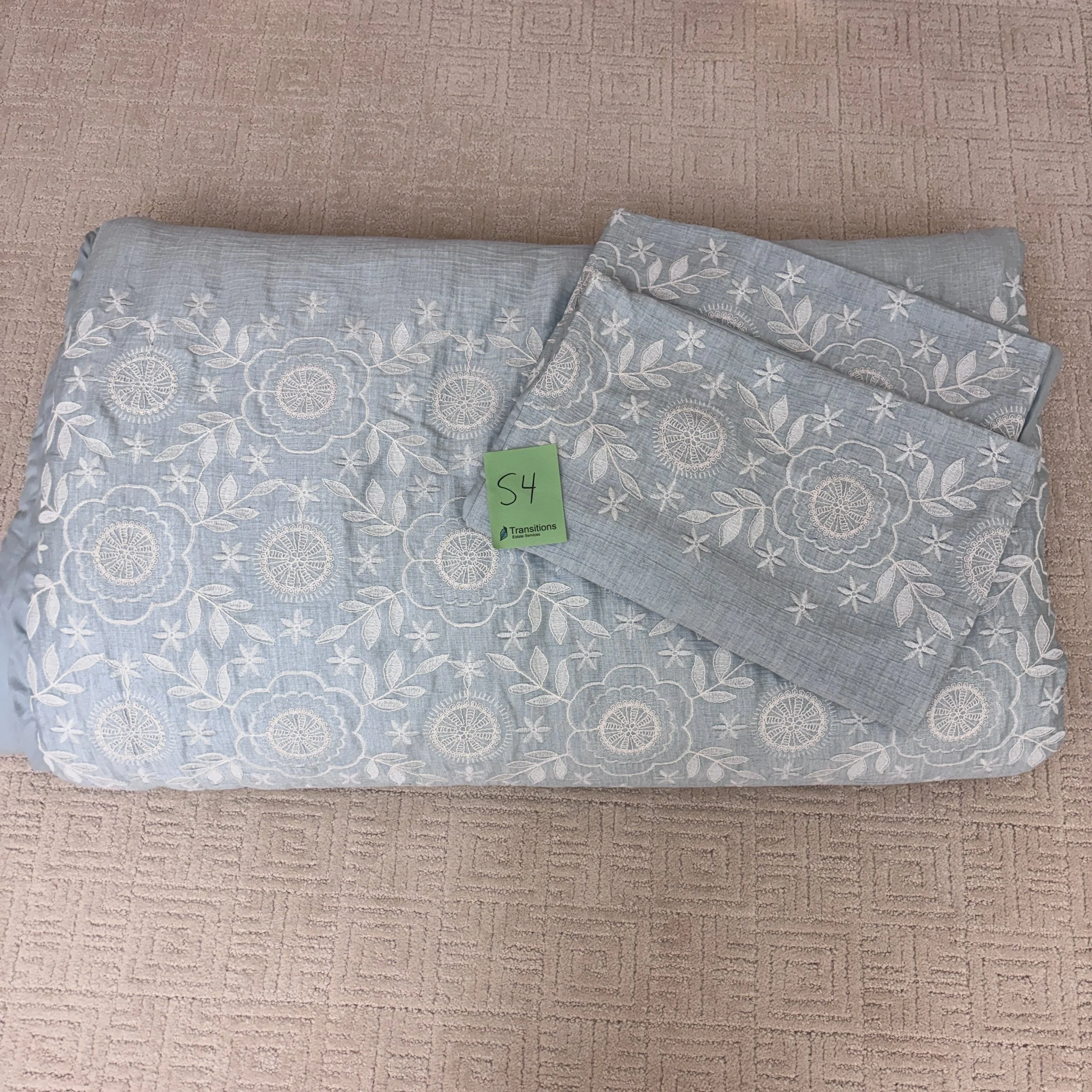 Dainty Twin Comforter with Shams