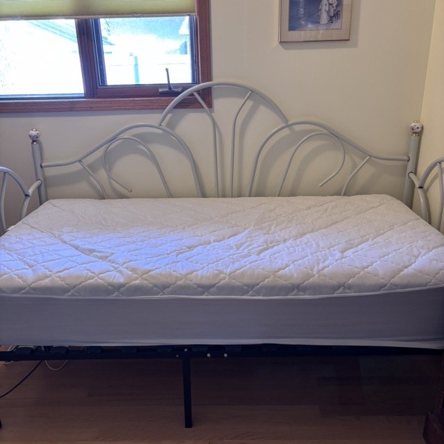 Daybed with Serta Mattress