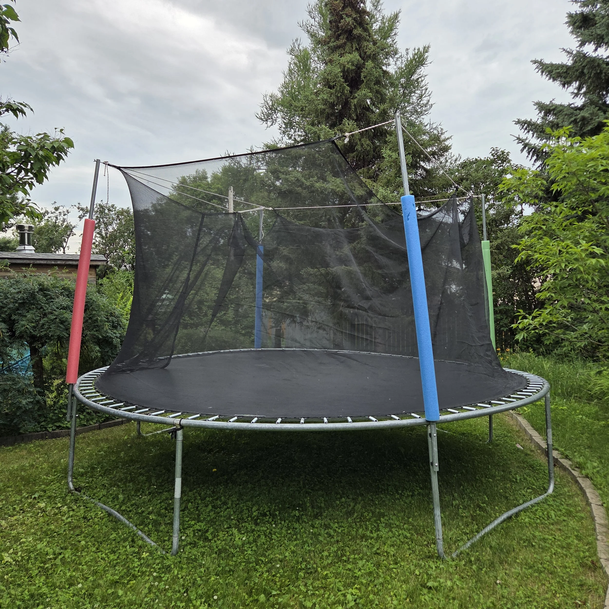 14' Diameter Trampoline w/ Net