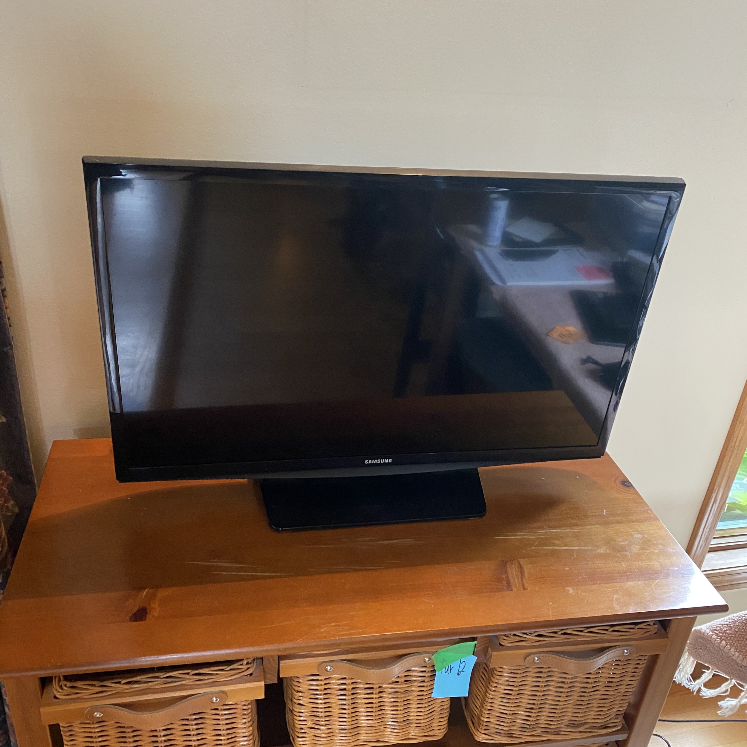 Samsung 28" Smart TV