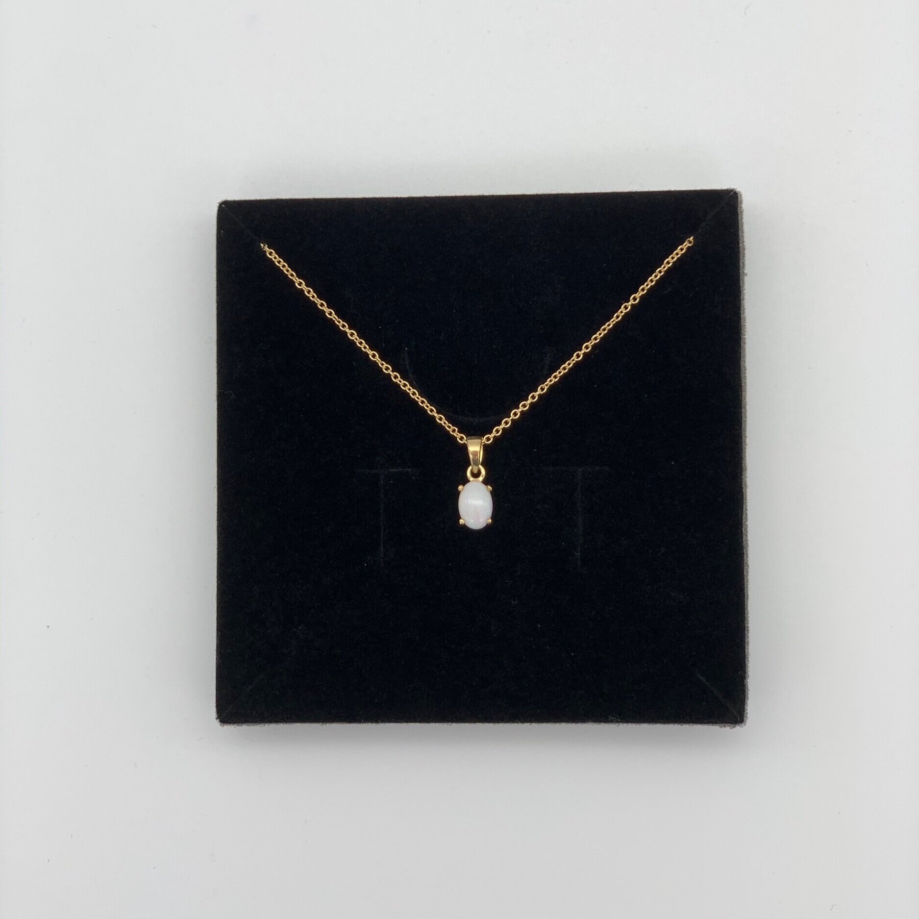 9CT YELLOW GOLD AND OPAL PENDANT NECKLACE