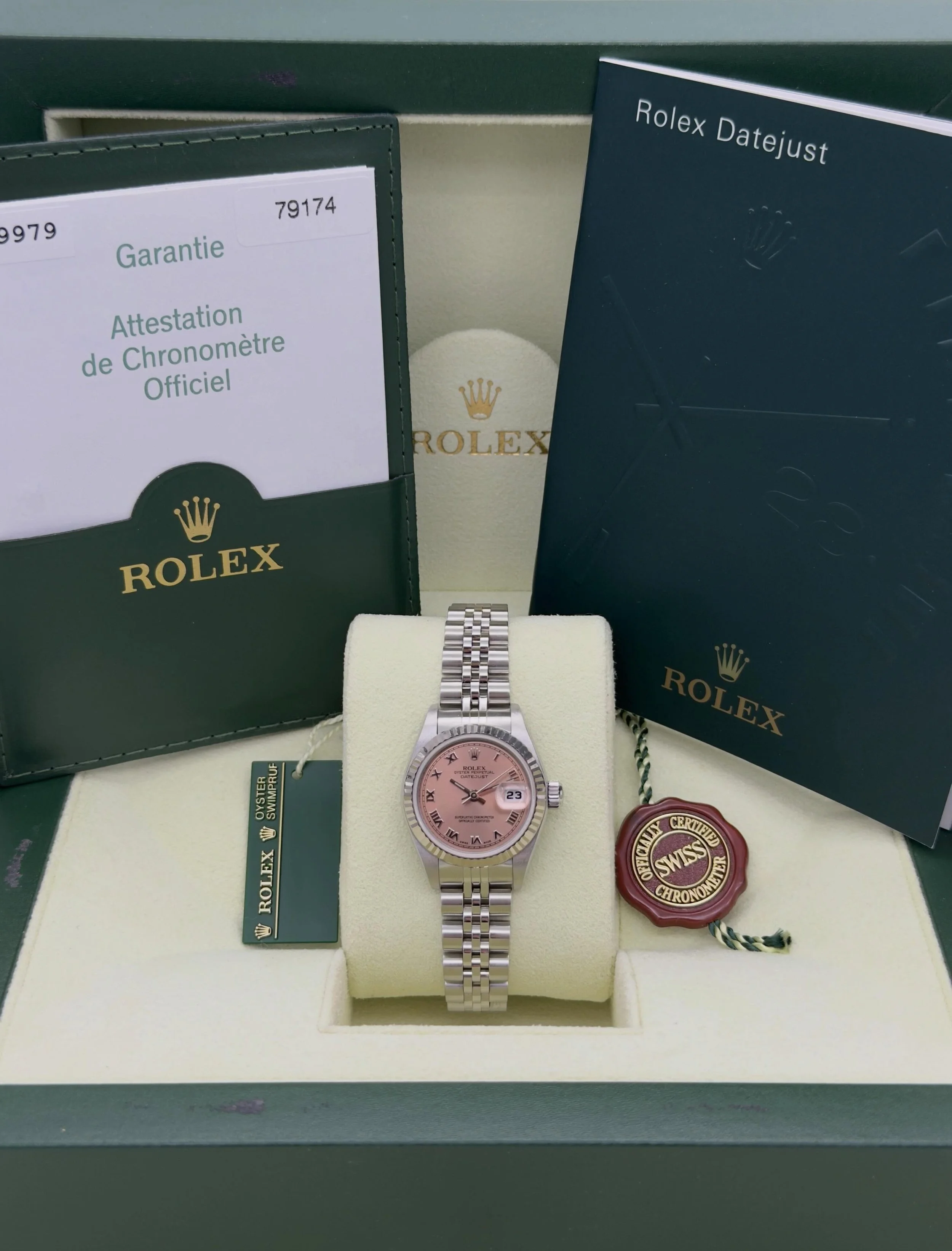 IN STOCK!🔥Rolex &lsquo;Datejust 26&rsquo; with 18ct. white gold fluted bezel, Pink dial featuring white gold roman numerals, fitted with jubilee link bracelet. Watch in excellent condition, sold as a complete set 🤩

Model: 79174

Year: March, 2005
