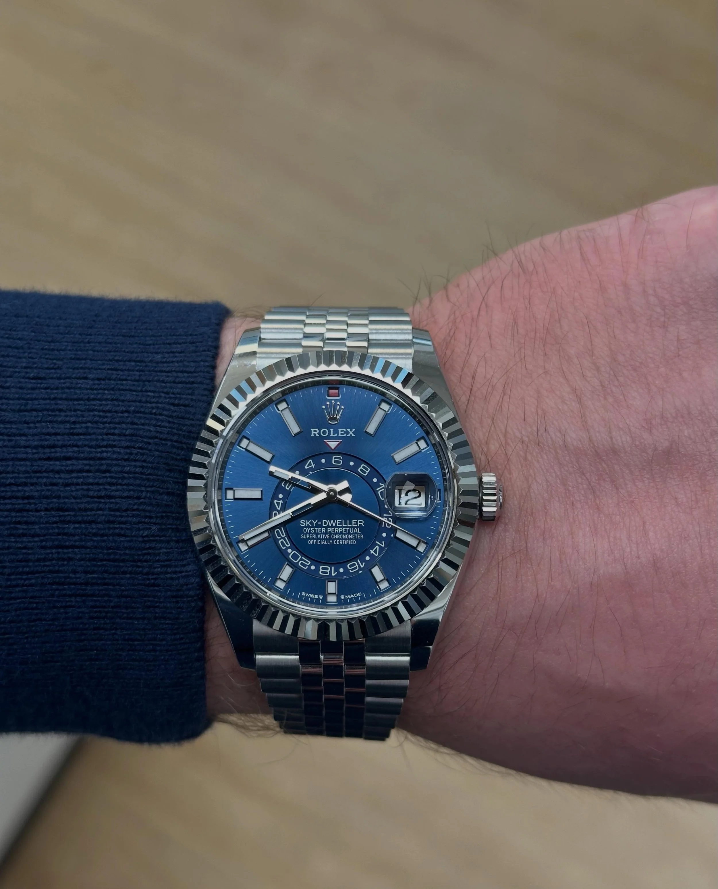 Rolex Sky-Dweller 336934 - Rolex&rsquo;s most complicated timepiece!🔥Featuring the Calibre 9002 automatic movement with &lsquo;Saros&rsquo; annual calendar (date only requires manual adjustment once per year on March 1st).

18ct. White Gold Ring Com