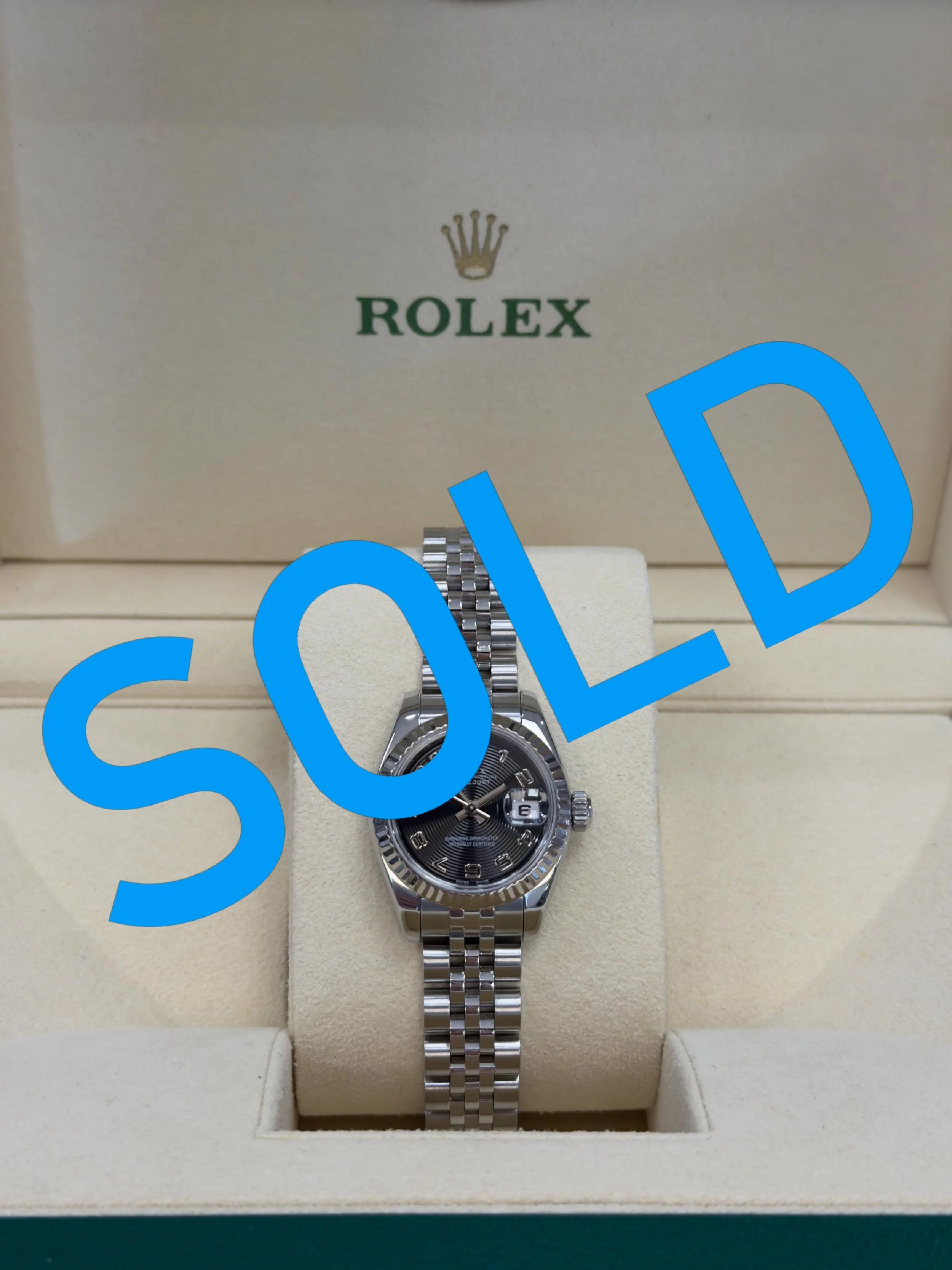 SOLD!🔥Rolex Datejust 26mm fitted with the beautiful black concentric dial with Arabic numerals featuring 18ct. white gold fluted bezel, stainless steel oyster case and jubilee link bracelet 🤩

Model: 179174 (Discontinued)

Year: 2006

Box, No Paper