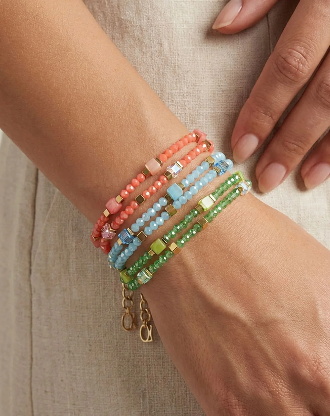 Fresh colours, fresh style ✨🩵
@coeur_de_lion_jewellery 😊

The joyful colour bracelets are the perfect finishing touch - whether you wear them as a bracelet or style them as a playful choker 💫

Which look do you like best?

#coeurdelion #jewellery 