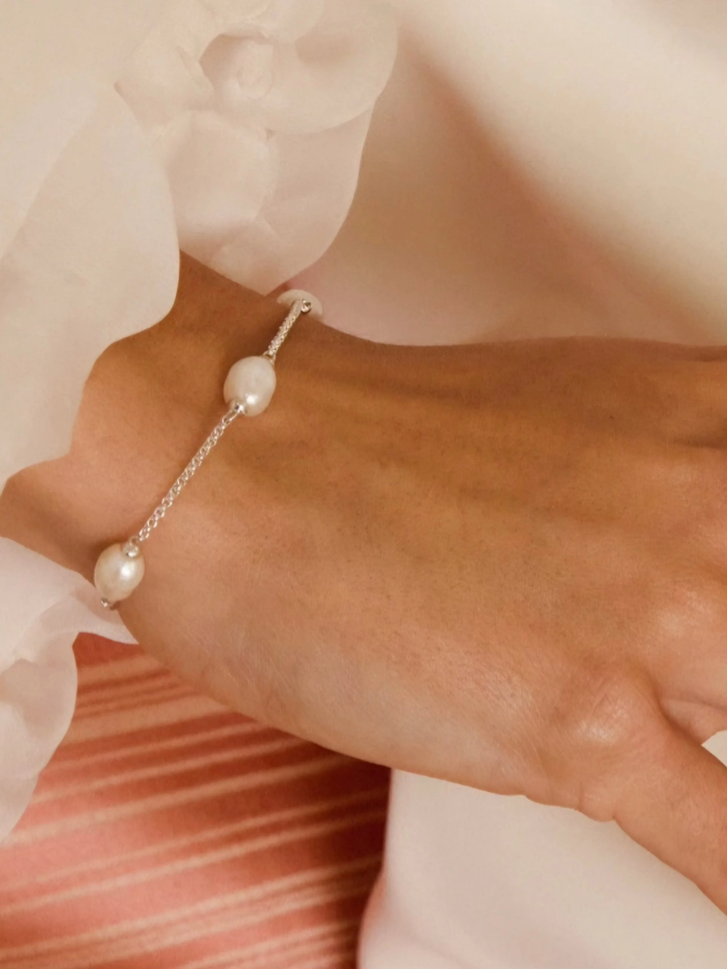 Pearls that catch the light🤍 @thomassabo 

Jewellery designed to elevate every moment.

#thomassabo
#pearlbracelet
#silverjewellery
#shopsmall
#shoplocal