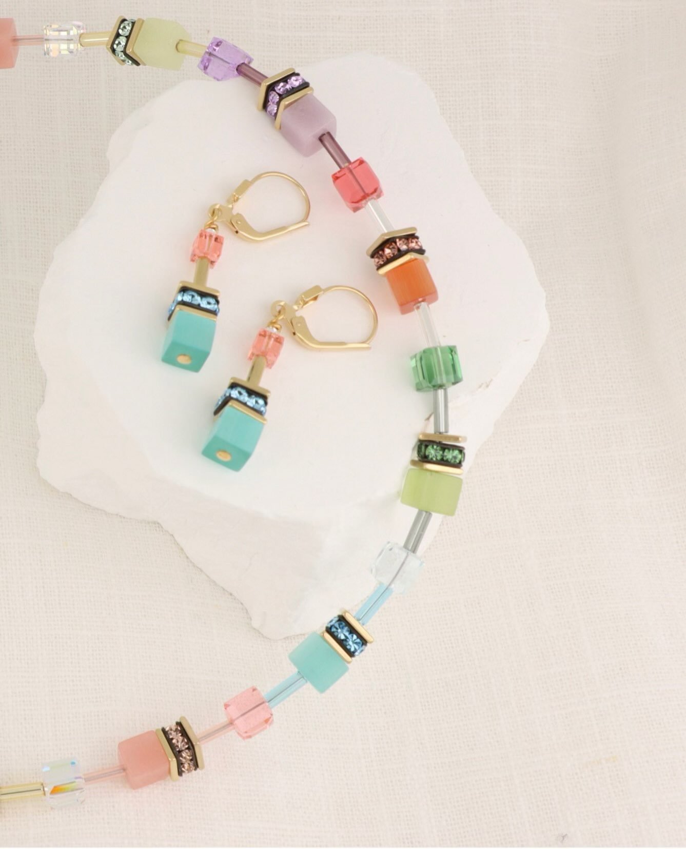 Summer Feeeling 🌸 @coeur_de_lion_jewellery 
 
Our Spicy Sweetness GEOCUBE 
necklace blends soft pastels with radiant accents and made to stand out 💎

Your summer statement starts here ✨

#coeurdelionjewellery 
#geocubenecklace
#earrings
#statementj