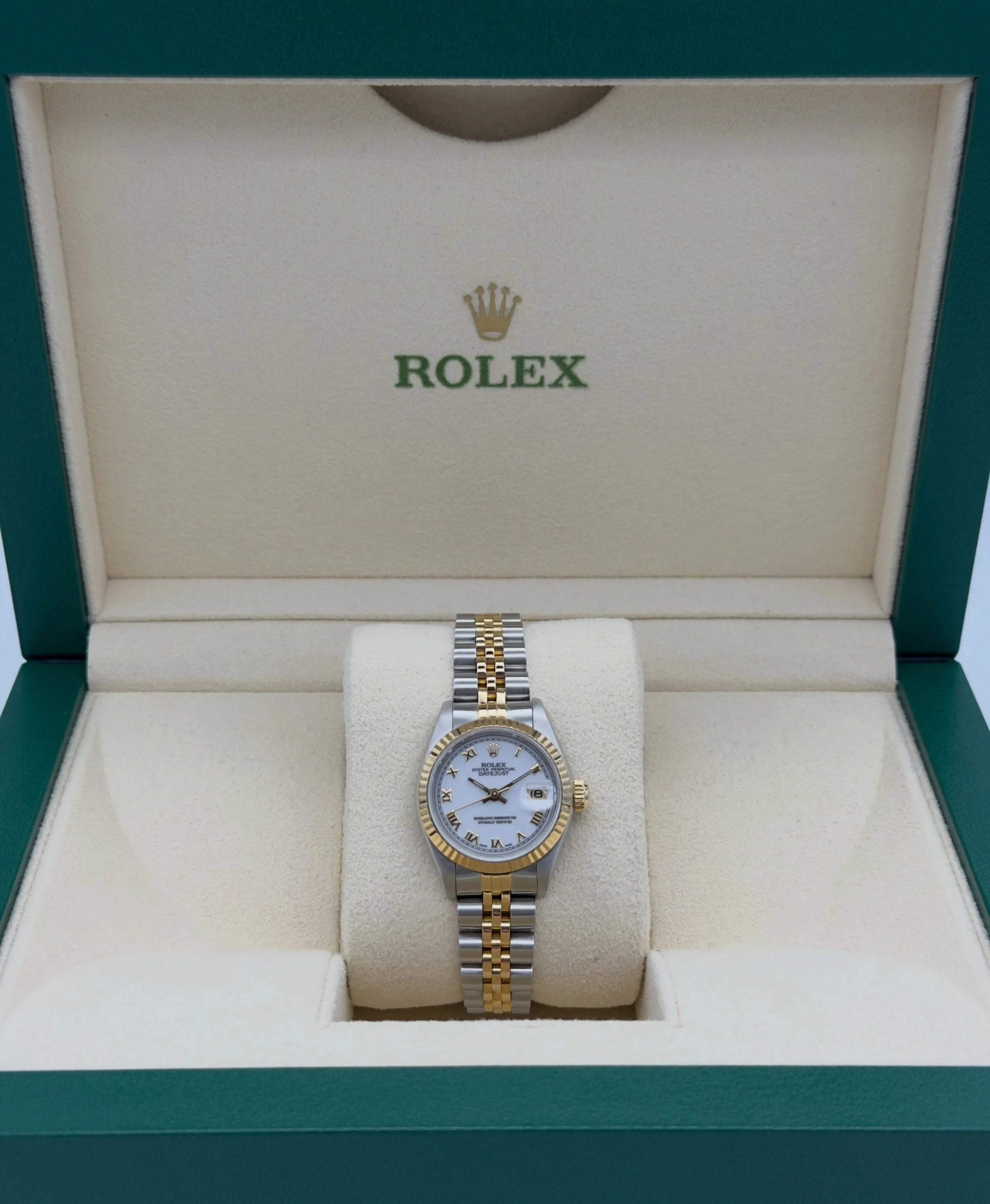 IN STOCK!🔥Rolex &lsquo;Datejust 26&rsquo; with 18ct. yellow gold fluted bezel, White dial featuring yellow gold roman numerals. Fitted with the iconic jubilee link bracelet. Watch in excellent condition✨

Model: 69173

Year: Circa 1988

Contents: Bo
