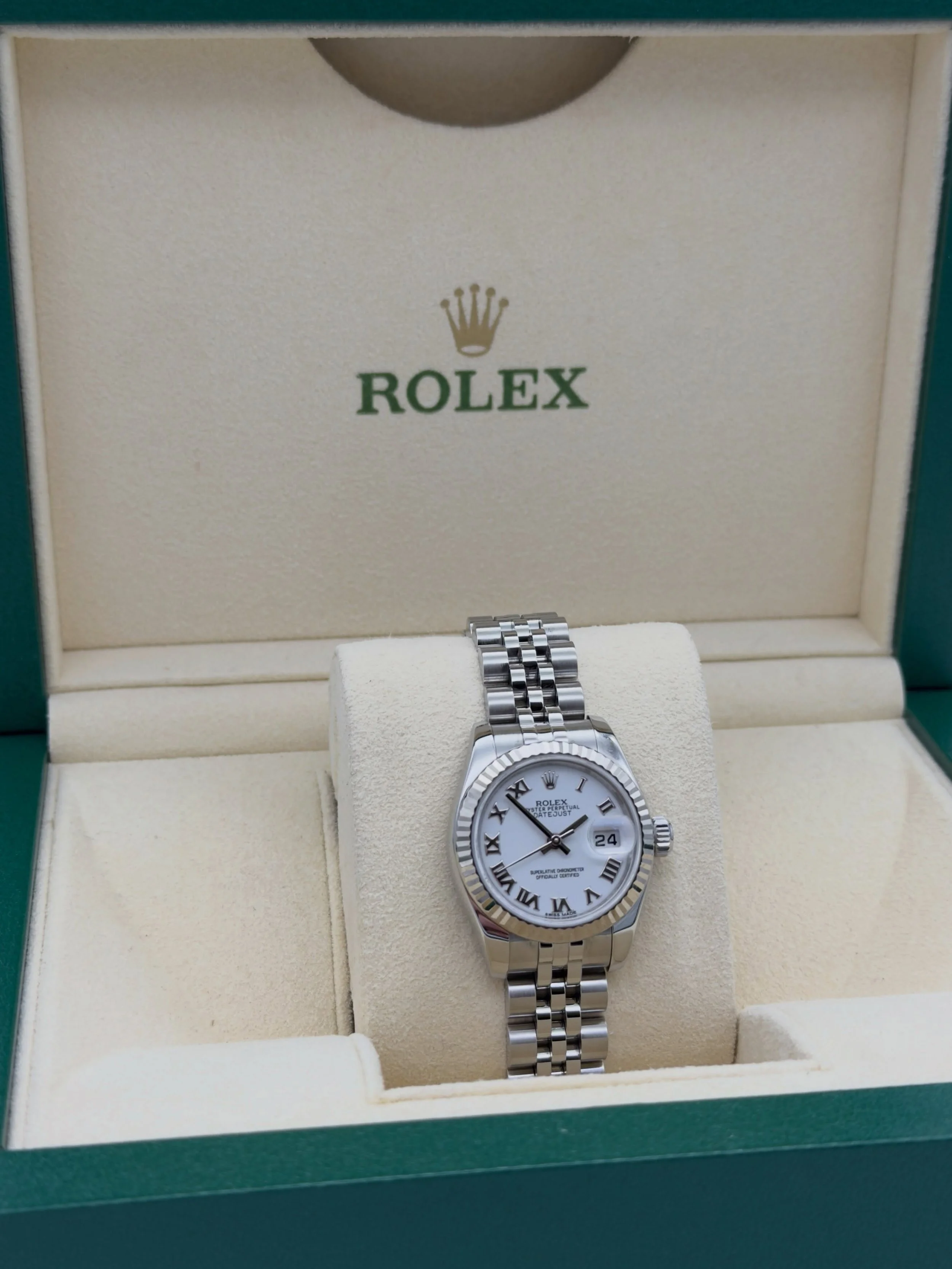 NEW ARRIVAL!🔥Rolex Oyster Perpetual Datejust 26mm in Stainless Steel with 18ct. White Gold Fluted Bezel, White dial with white gold roman numerals and jubilee link bracelet featuring concealed folding clasp. 

Model Reference: 179174.

Contents: Box