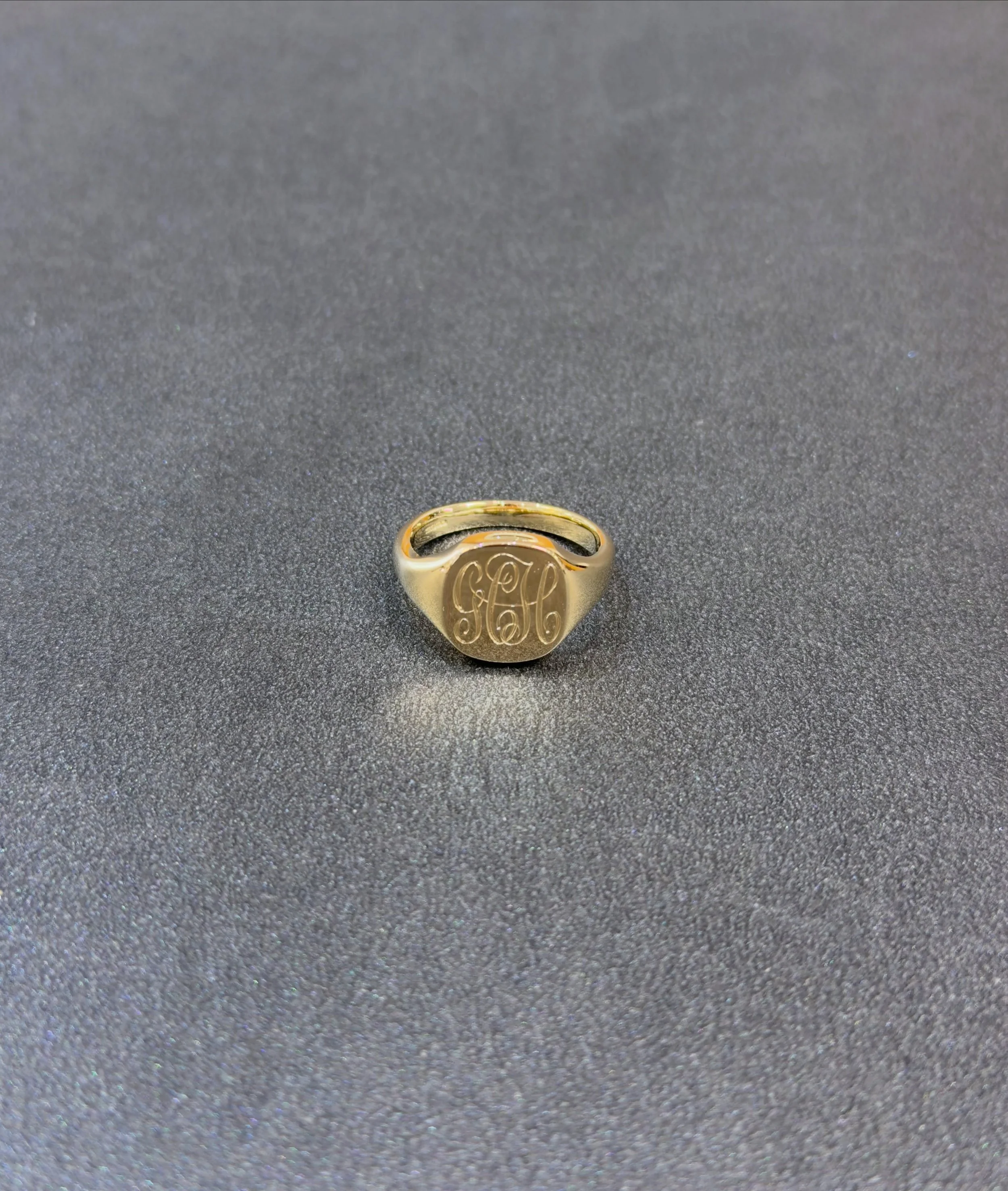Heavy quality 9ct. Gold Gents Signet Ring that we crafted featuring hand engraved initials✨

📞01992 463 791
📧info@garnierjewellersltd.co.uk

📍118 High Street, Hoddesdon, Herts, EN11 8HD

#ring #signetring #goldring #engraving #shoplocal