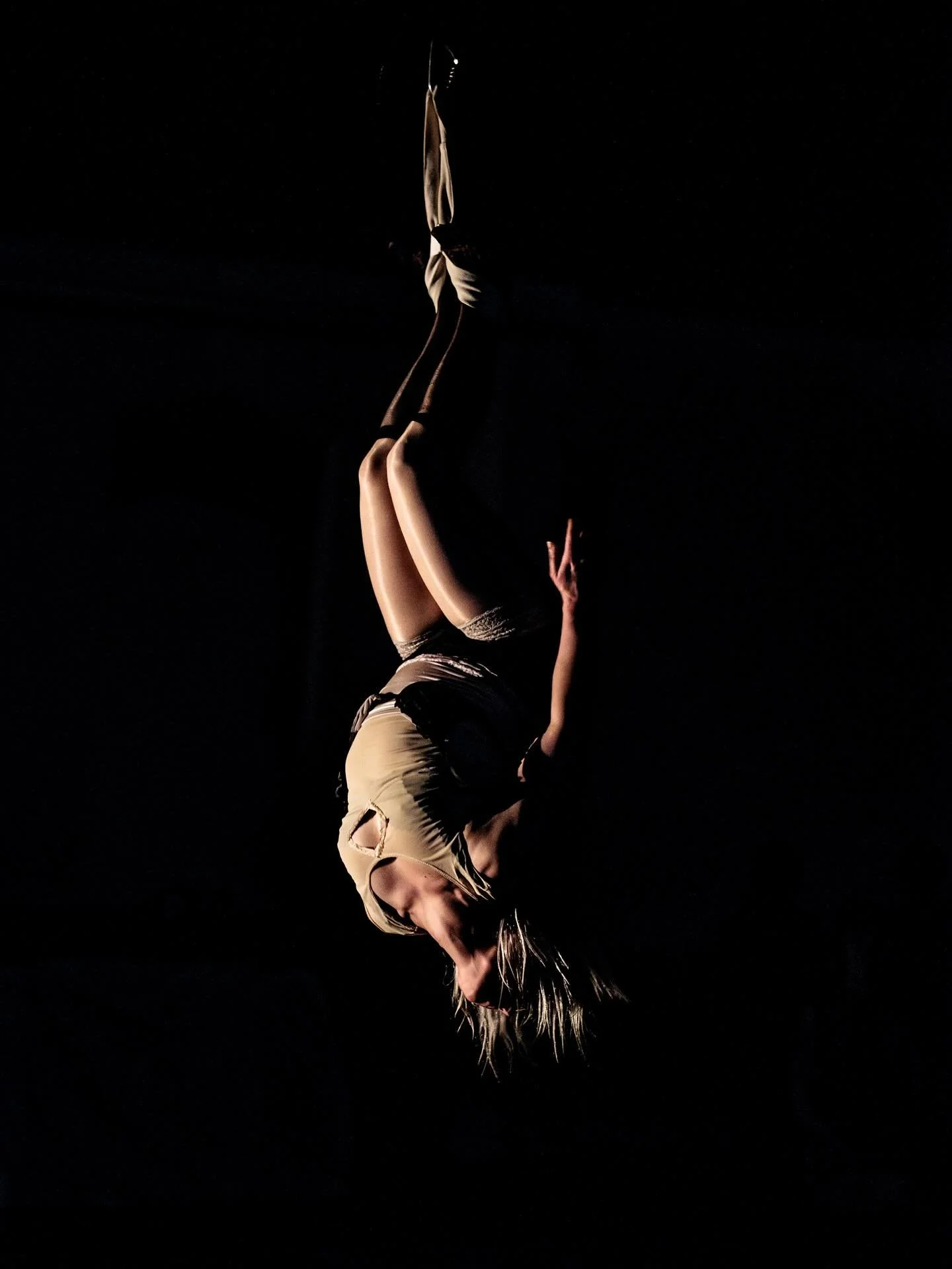 Kiitollinen t&auml;st&auml; mahdollisuudesta sukeltaa mukaan Riikka Kosolan Rypp&auml;it&auml; - La Grappe -teokseen.

Matka on inspiroinut ja opettanut minua monella eri tasolla. Kiitollinen kehosta, joka kantaa ja ihmisist&auml;, jotka kannatteleva