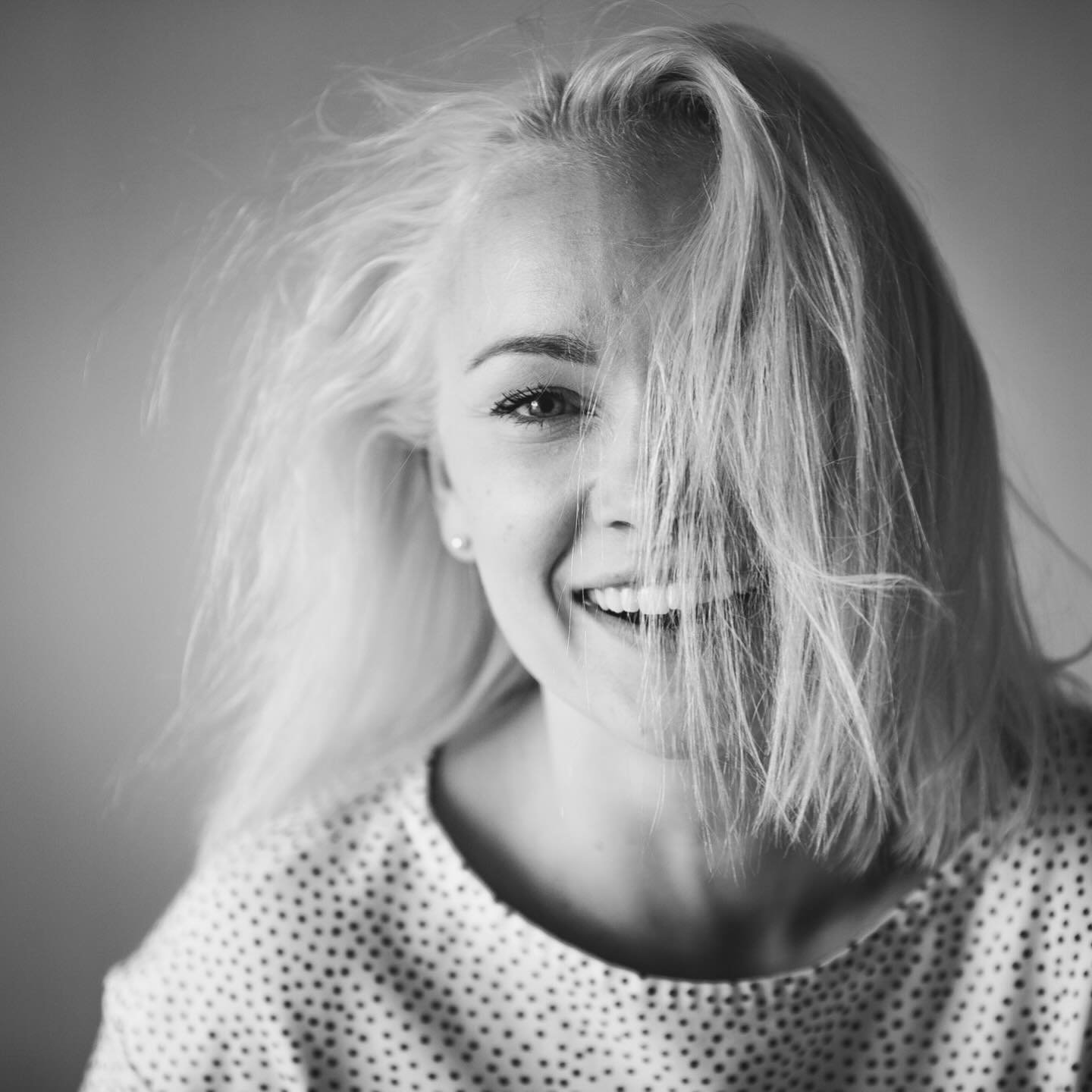 Arkistojen aarteita muutaman vuoden takaa. ✨

Muistan edelleen miten paljon nauroin tuona p&auml;iv&auml;n&auml;, kiitos kuvista @levaleriku 

#portrait #blackandwhite #throwback