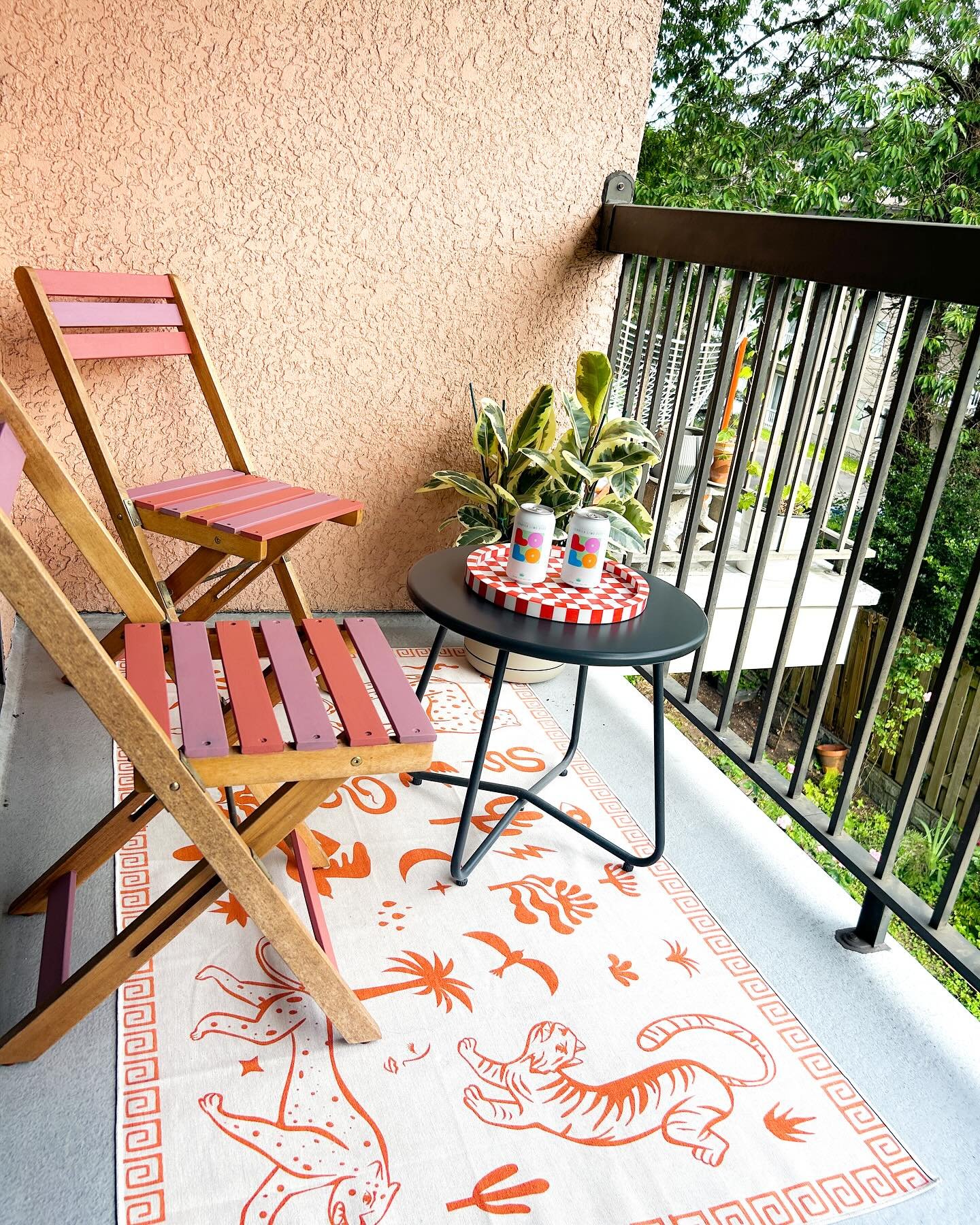 Ya new patio vibes ☀️🌈🥂✨ Got this fun outdoor (and washable) rug off Etsy, which kicked up a little paint glow up on these old patio chairs. Will see how the plant does in that corner spot but it was too pretty to not be the choice! 
.
Also, love @