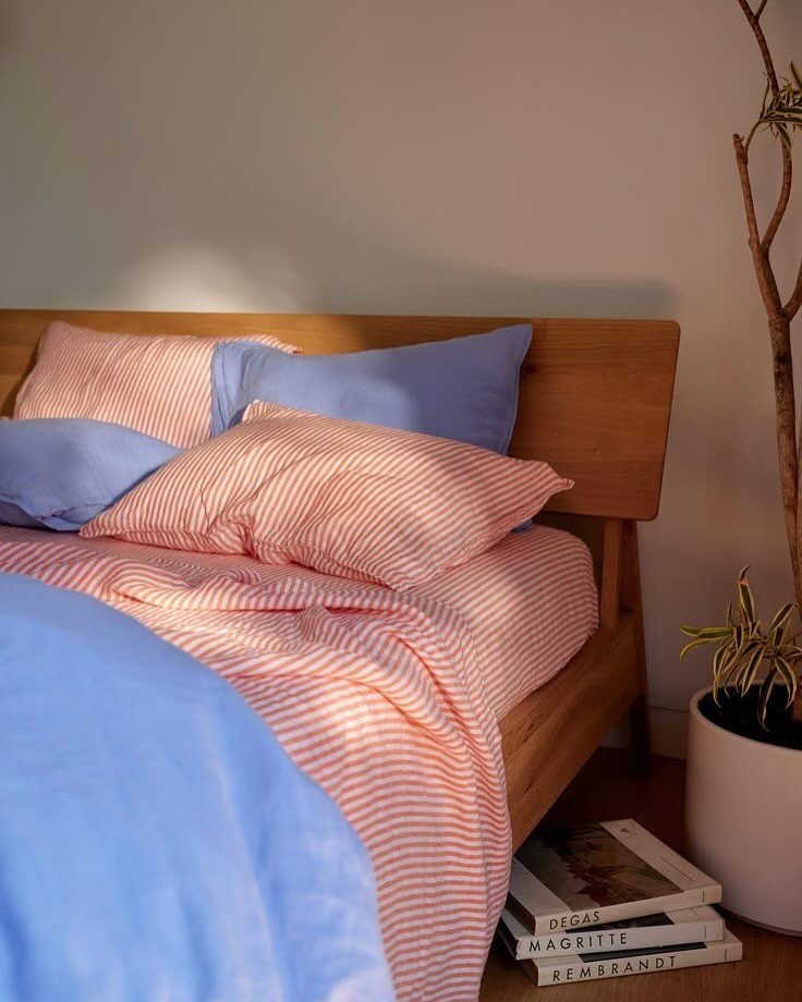 Some gorgeous colourful bedding inspo for you to scroll 💛☁️💜☁️💙 Afriad to be loud with painted wall colour? Play with pillow shams, comforters and throw blankets for a pop of colour + pattern&hellip;see where it takes you! 
~
Also I&rsquo;m OBSESS