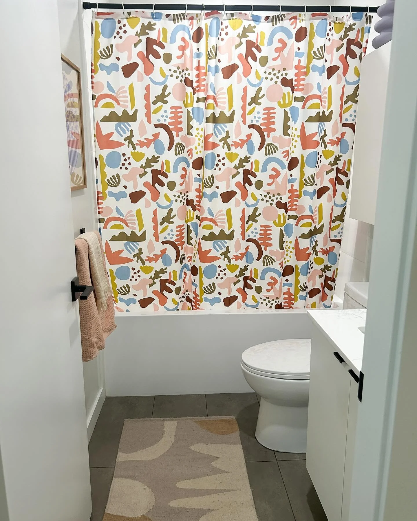 I&rsquo;ve never shared any pictures of my bathroom before! Here&rsquo;s a couple snaps of how I brought some fun and colour into my lovely, tiny bathroom. 
.
#bathroomstyling #myhomeinterior