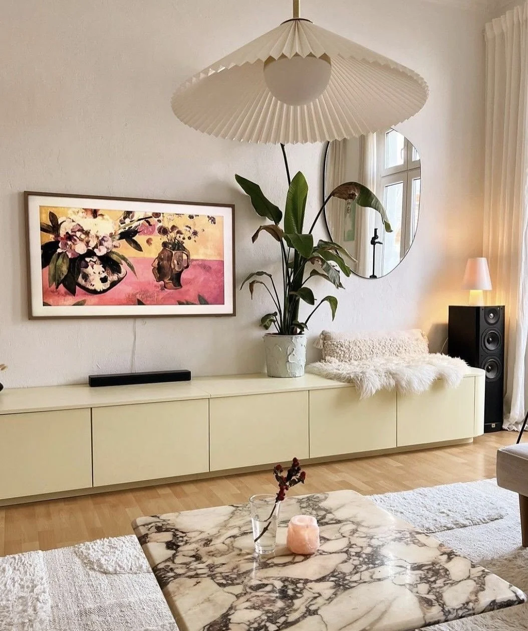 I LOVE a low profile storage unit in the living room 🙏🏼 bonus love if it&rsquo;s a media unit and there&rsquo;s colour + stylized shelves involved!
~
You can create a built in, designer look on a budget with the right styling and fit. It might take