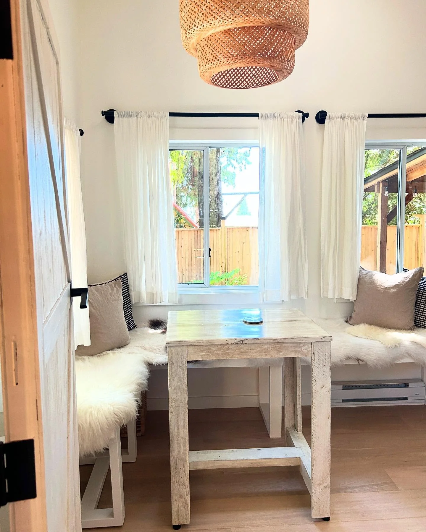 The most adorbs little tiny house which was a treat of a stay in Gibsons, Sunshine Coast ☀️🌊 SO CUTE! 🥰 
~
#sunshinecoast #tinyhousedecor #tinyhouse #travelinstyle