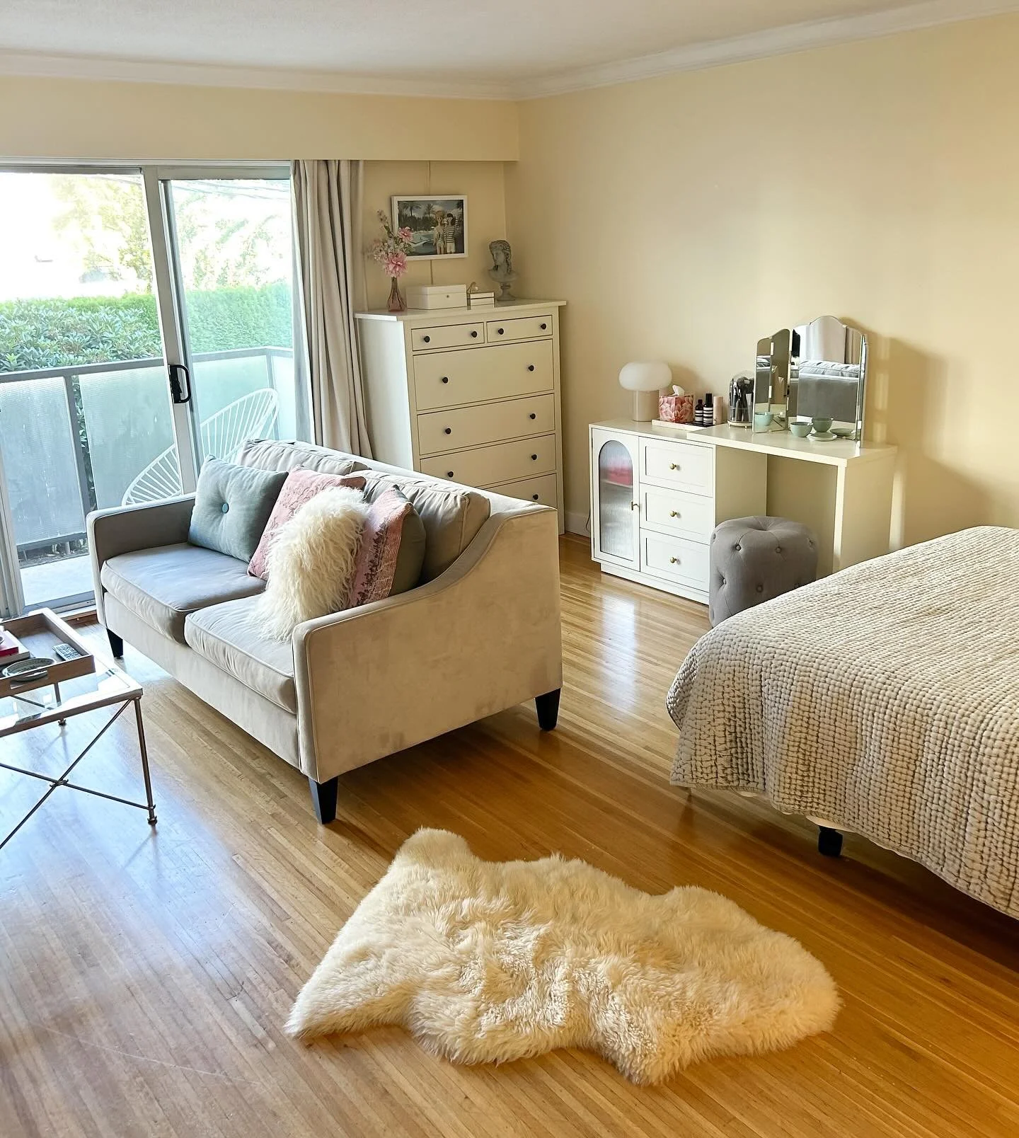 Just finished a LOVELY styling session for this adorbs studio apartment makeover and I could not be happier with the results ✨
~
We revamped the layout to create a feeling of separation for different uses and areas of the room. Now she has a cozy liv