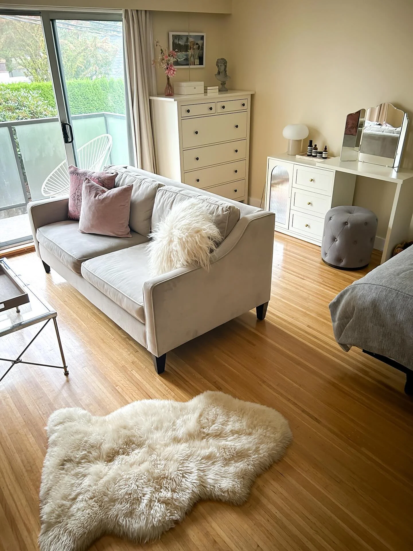 I&rsquo;m still smiling at what a HUGE transformation this adorable studio apartment shifted into ✨ Each area of the space feels functional, intentional, personalized + styled. Creates such a vibe! 
~
#studio #studiodesign #myhomevibe #studioapartmen