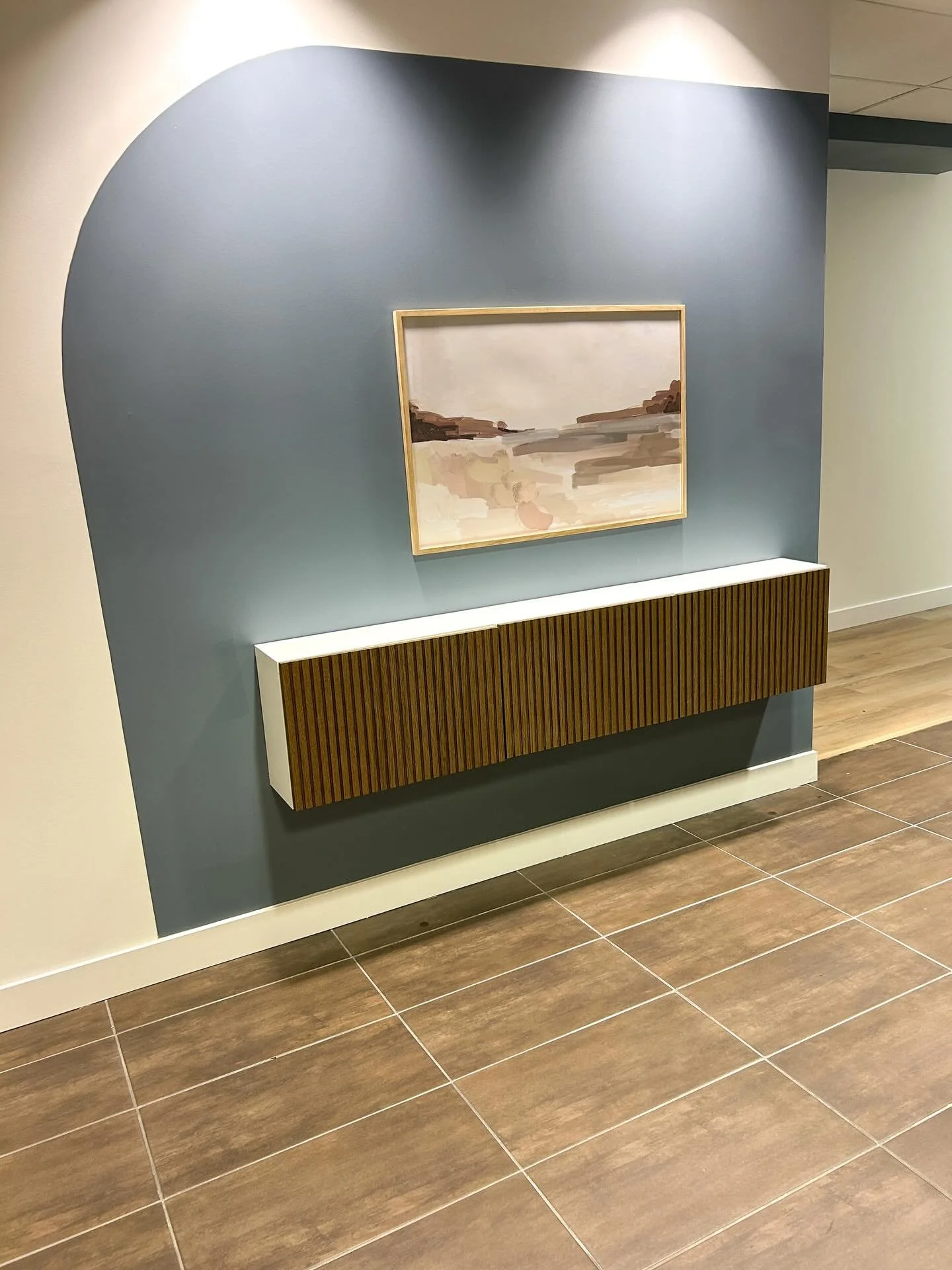 Welcome to The Wellness Offices on Broadway 🙌🏼 I&rsquo;ve been HUSTLING to get this project to completion and I&rsquo;m almost there! 
~
With a small budget (and the previously purchased black chairs by the owner) I wanted this waiting area to feel