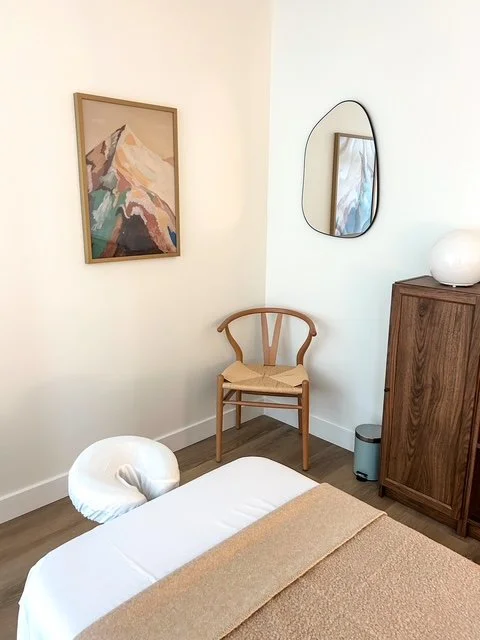 Neutral + natural practioner room