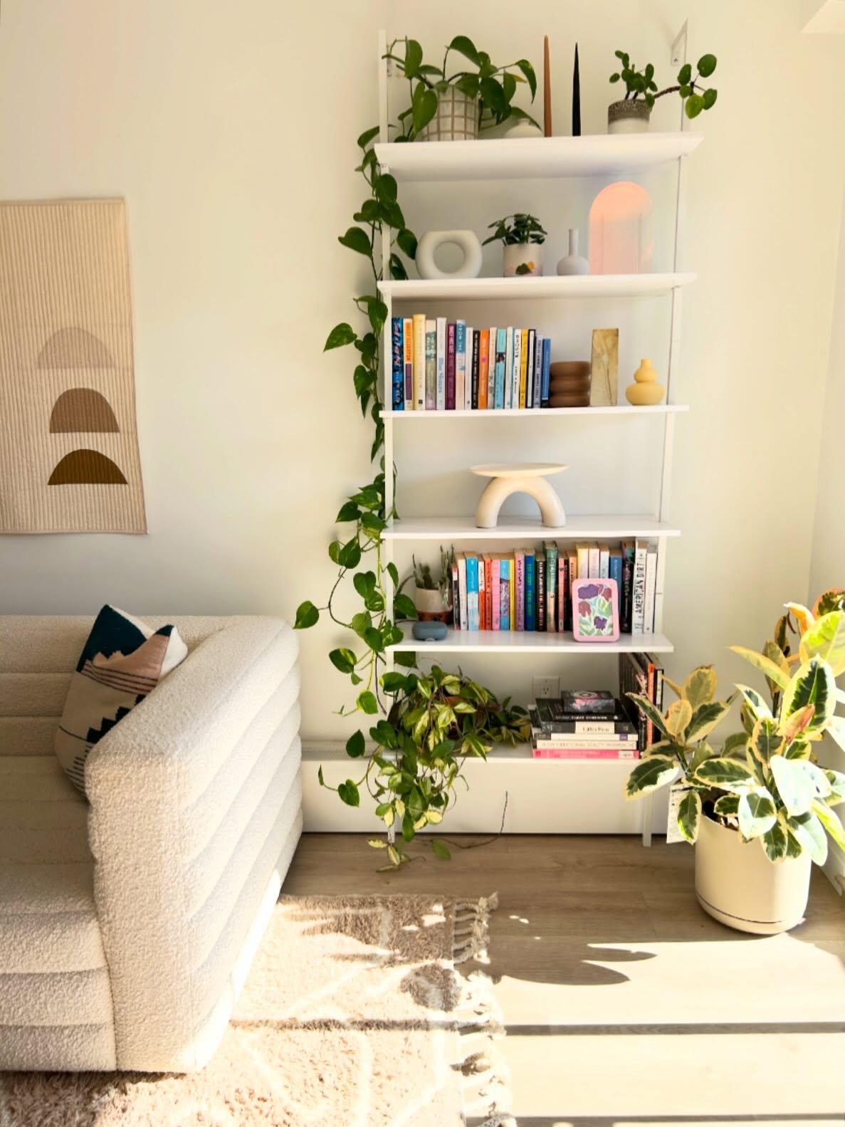 Spring&hellip;is that you!? 🪻🌷🪻🌷 loving the light at home today 💛 
.
#shelfie #eclecticdecor #bookshelf
