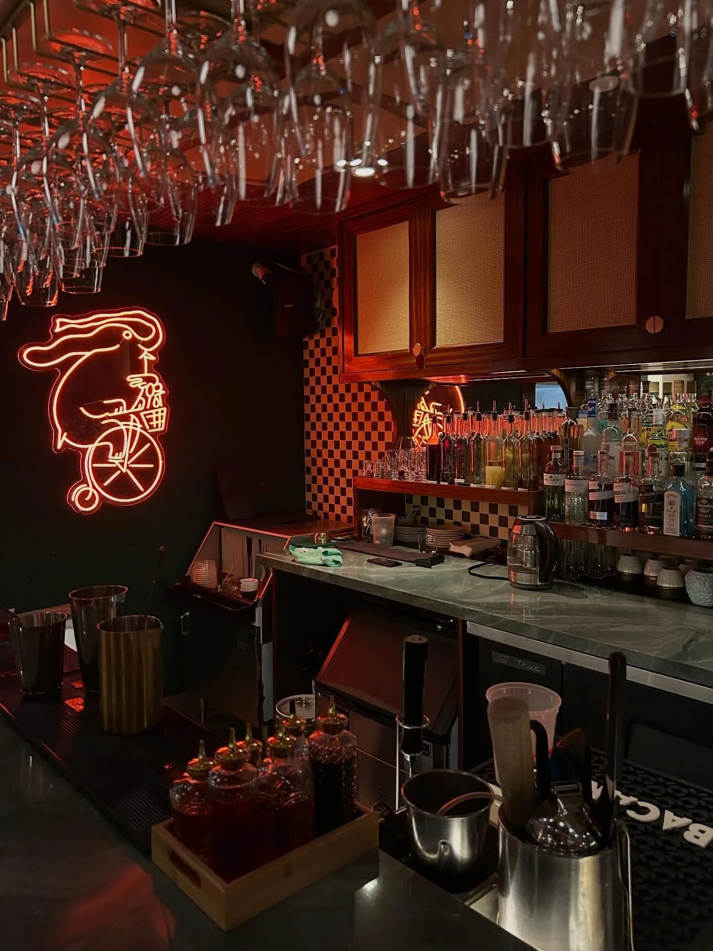 We had the absolute pleasure of catching a last call cocktail @peyayvr with a lovely, exclusive chance to grab photos of this STUNNING space ✨Located in Hastings Sunrise, we can&rsquo;t wait to come back to try the food. Also, cocktails ON POINT 🎯
.