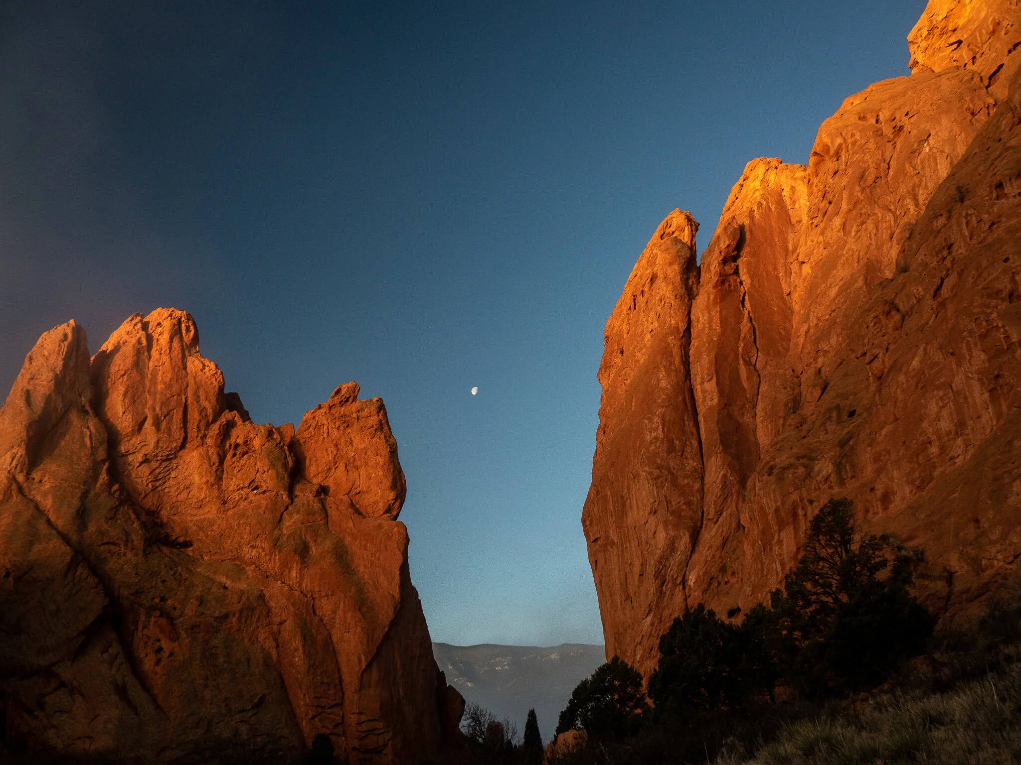 The Moon between the Rocks, Garden of the Gods