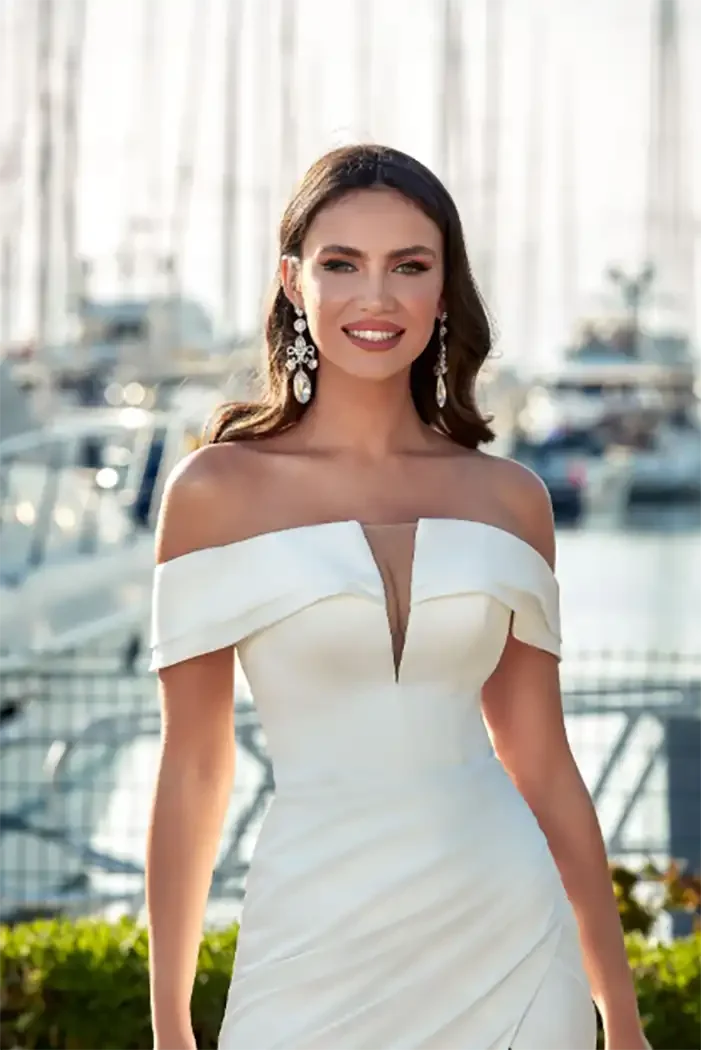 savvi-bridal-clean-foldover-bodice-deep-V-detail-shot-wedding-dress-raleigh.webp