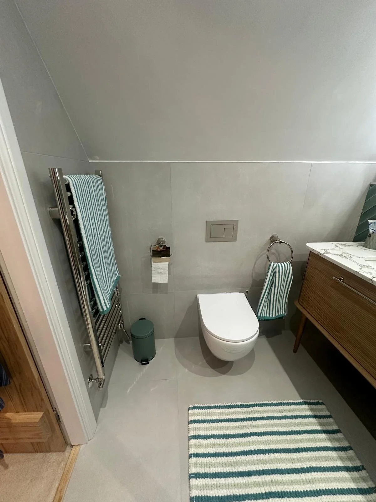 Bathrooms castle donington, bathrooms breedon, green bathroom tiles, lume tiles, turquoise tiles, feature tiles, round bathroom mirror, hib bathrooms, arbor mirror, light up mirror, smart mirror, wall hung toilet, oak vanity unit, inset sink, marble 