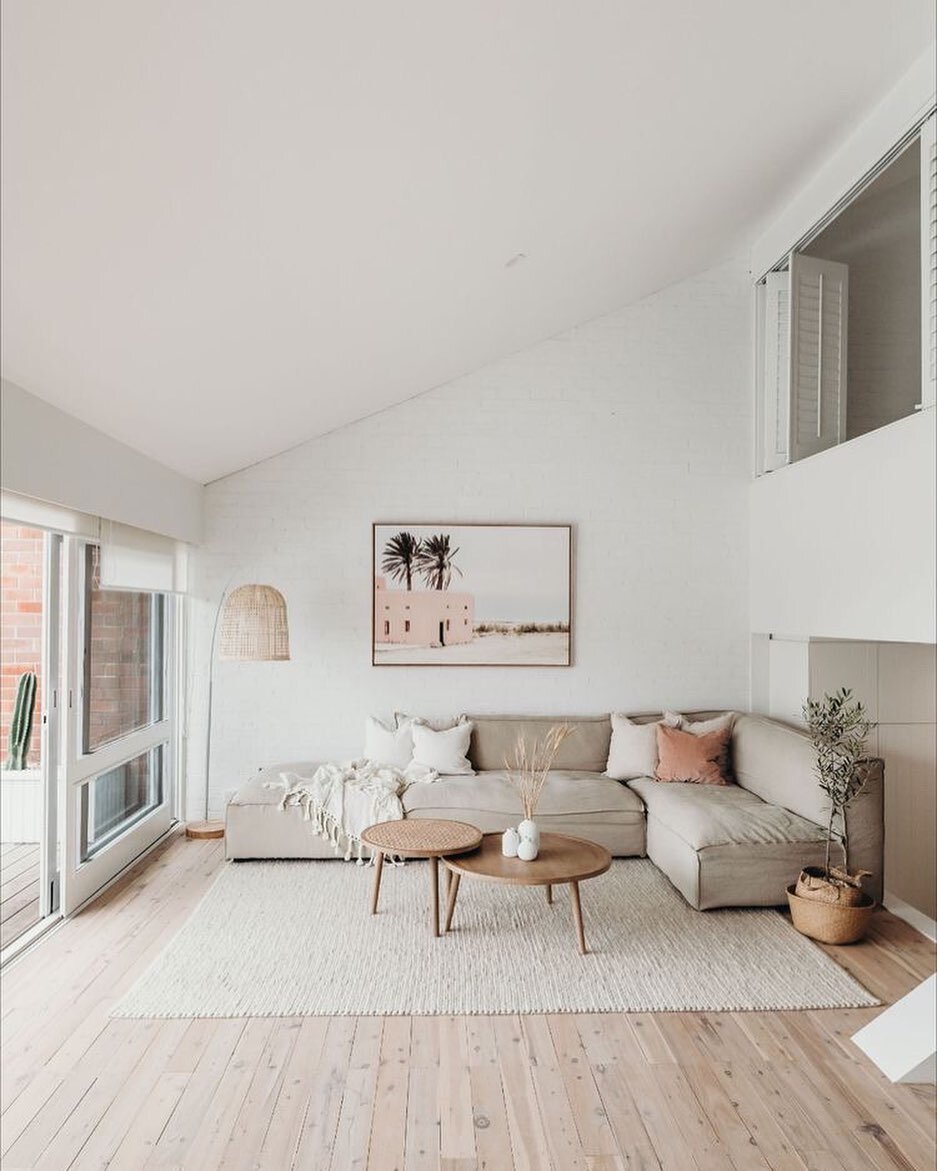 Give us these warm + minimalist vibes any day. 😌🙌🏾 
⠀⠀⠀⠀⠀⠀⠀⠀⠀
Design: @yourhomedesigns
Photo: @theloftcorlette