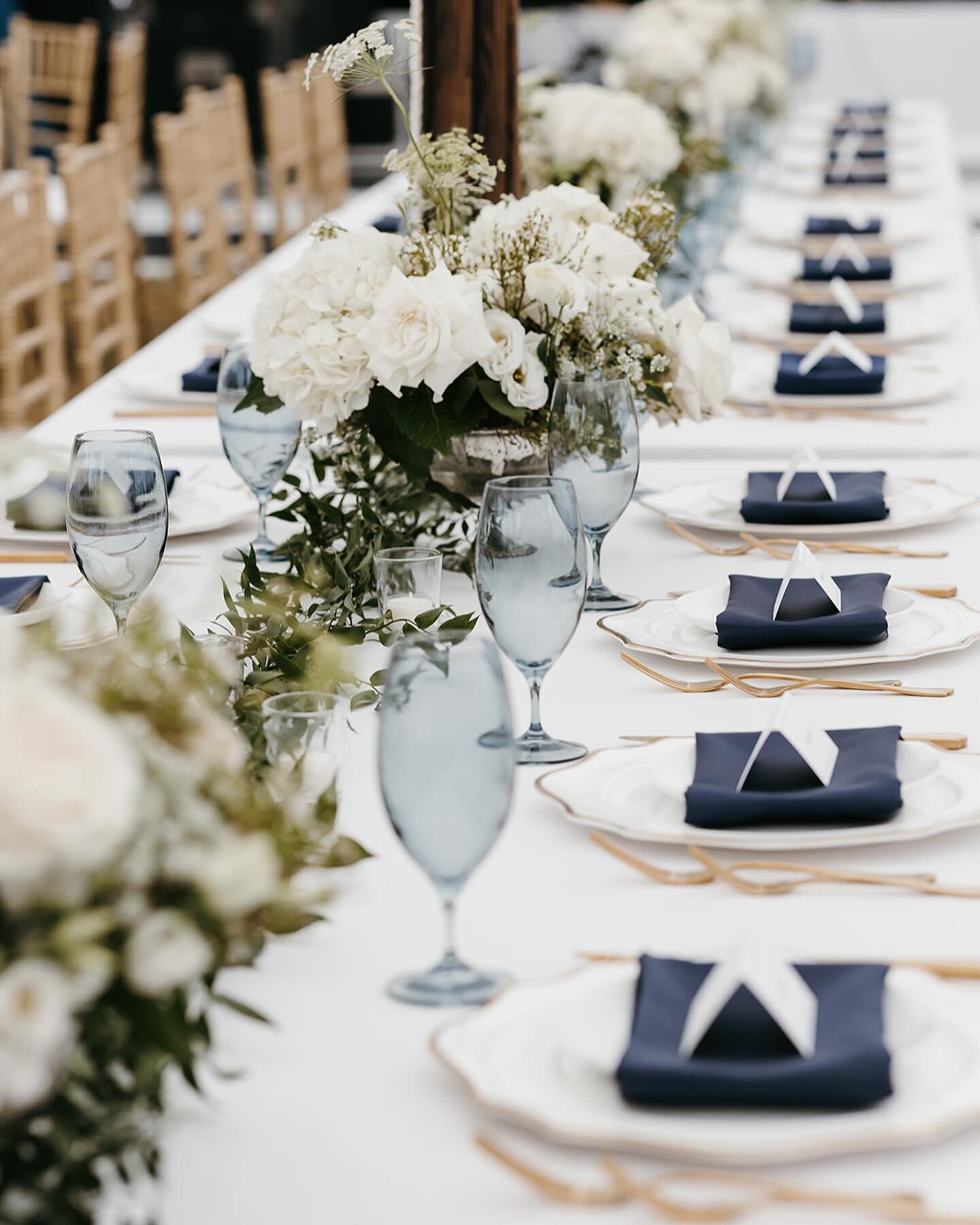 We&rsquo;re pretty big fans of long tables and sail cloth tents!
🍽️🎪

Fun fact - this tent was actually a late in the game adjustment, and boy was it the perfect final piece to the puzzle! 🤩

Photos - @allisonrussoalesi.photo 
Planning - @alexisdo