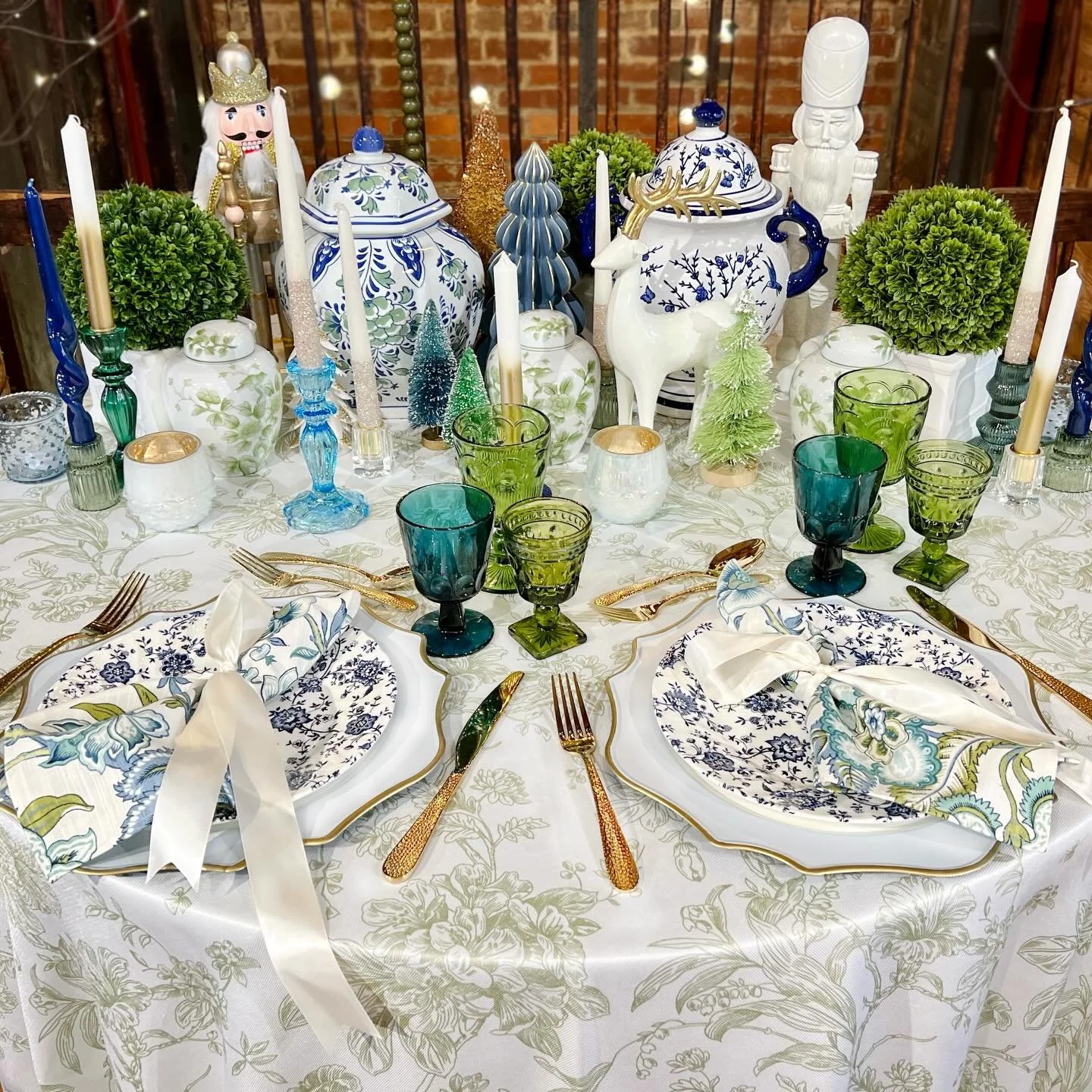 Merry Christmas, happy holidays, joy and cheer to you and yours!

Sitting outside drinking coffee in 70&deg; weather feels a bit less Christmasy than years past, but these holiday parties and winter weddings offered the perfect wintry chill! ✨🎄

Ven