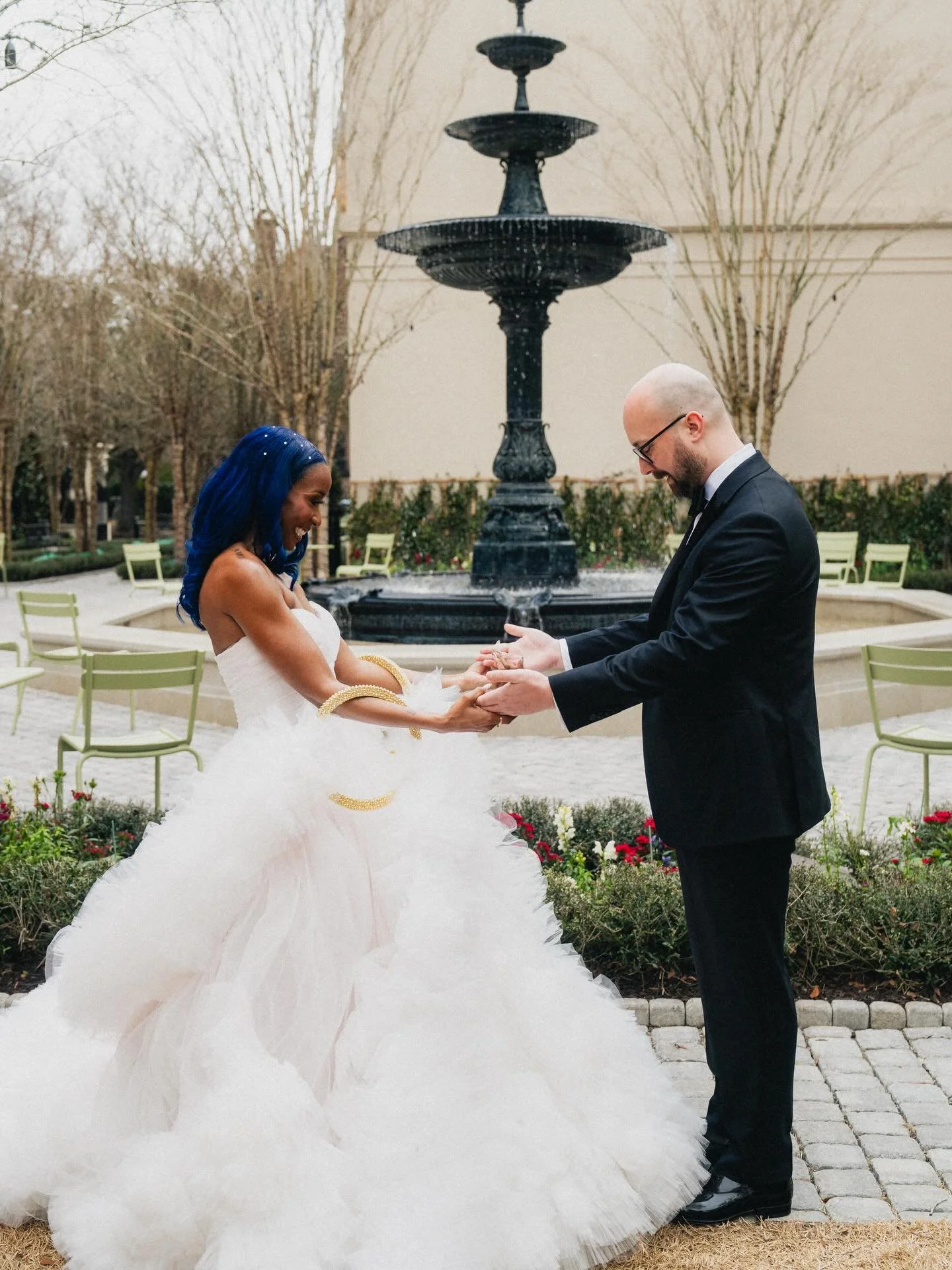 When a fashion girl gets married at an art museum *in a surprise blizzard*, you get the most epic day! Might not have been the exact day we planned, but boy was it amazing
✨❄️🫧
The wedding day moments that transcend a snow storm: 
This dress. This c