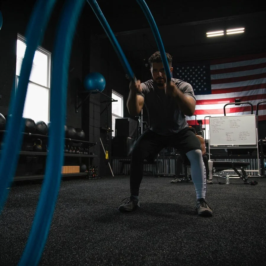 One of my favorite cardio exercises are the Battle Ropes! Who else LOVES battle ropes? Just me? Okay 😂 .. what&rsquo;s your favorite thing to use in the gym ? Let me know in the comments! 

📸 : @pereiramedia 
.
.
.
#Getfit #battleropes #functionalt