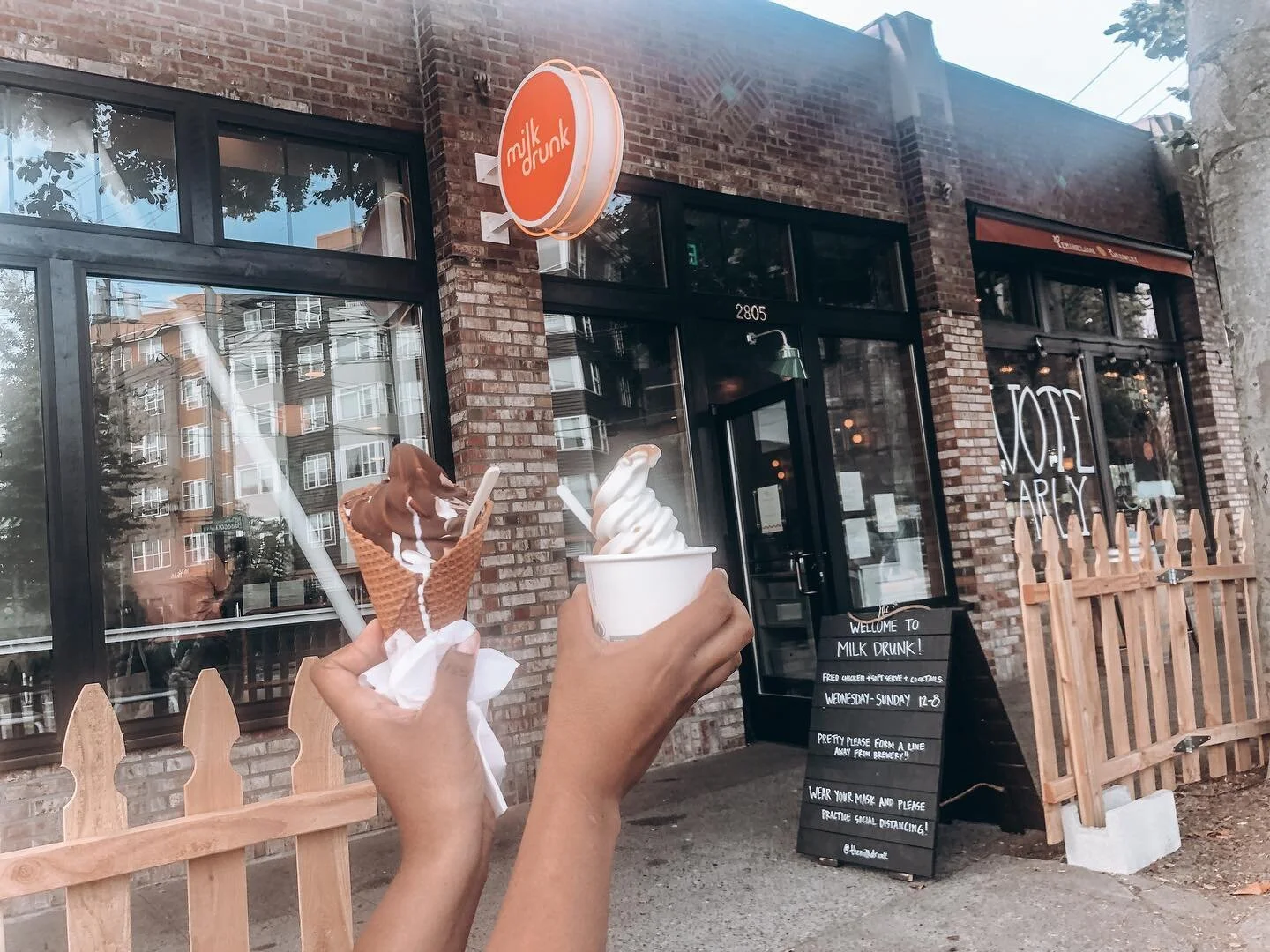 Getting @themilkdrunk sidewalk cafe style. 

SOFT SERVE DEETS:

🍦VANILLA, MALTED CHOCOLATE 🍫 SWIRL

🍨FIG LEAF-COCONUT 🥥, RAINIER CHERRY 🍒(V) SWIRL

And of course some delish chicken sammies to start!