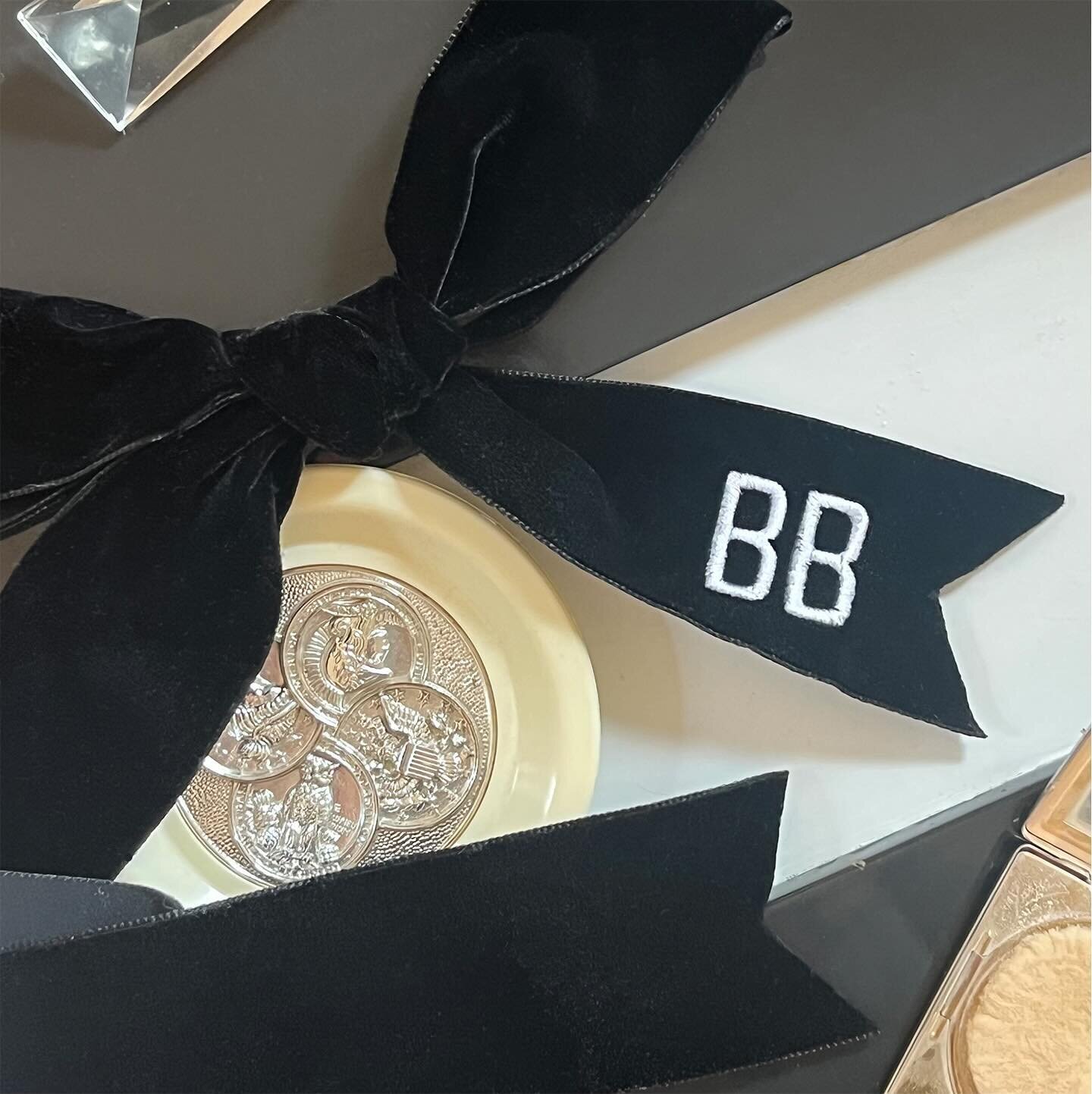 We embroidered and constructed bows for a very special @bobbibrown event earlier this month 🎀 Each guest was gifted a custom bow with embroidered initials to take home 🖤