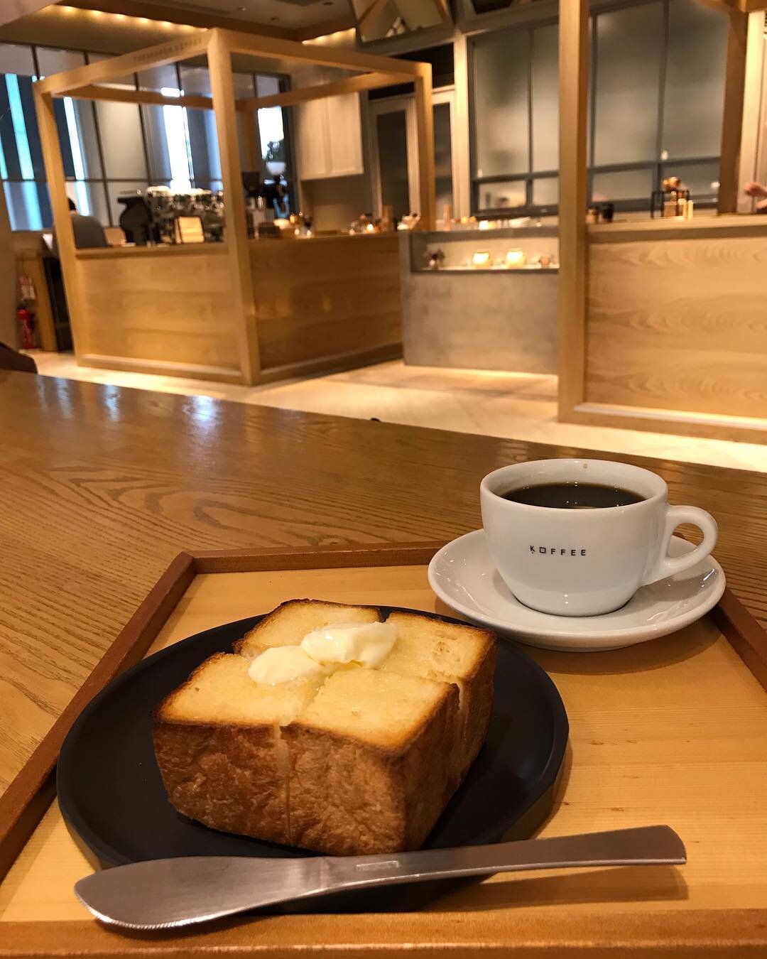 Decor &amp; coffee both on point 👌 #toranomoncoffee #toranomonhills #morningcoffee #caffeinefix #coffeelover #coffeeaddict #japanesebread #buttertoast #todiefor #latepost #koheecoffee #followus