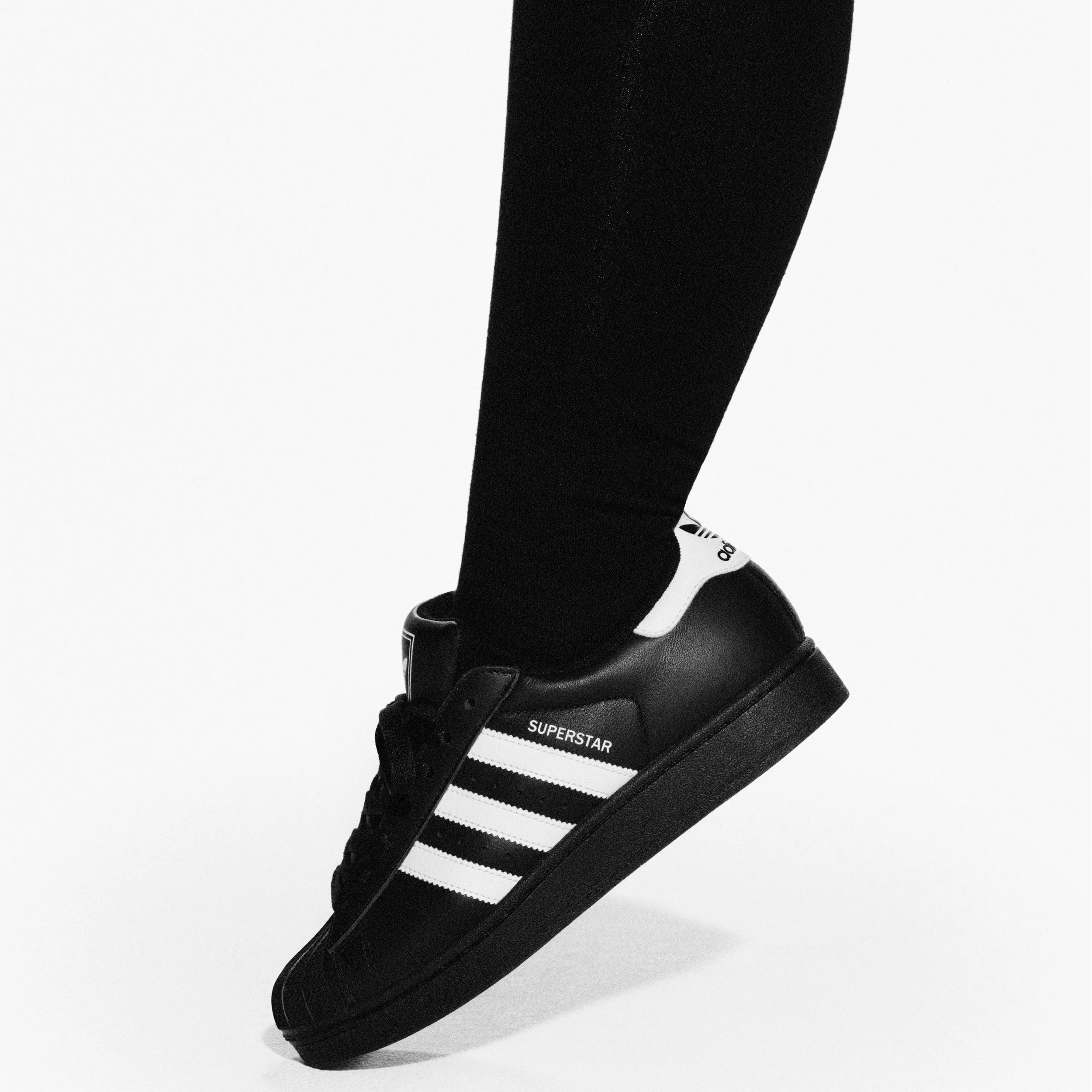 02_TK_FW25_ADIDAS_ORIGINALS_SUPERSTAR_SHYGIRL_JI0079_AUGUST_F_FTW_0056_1x1.jpg