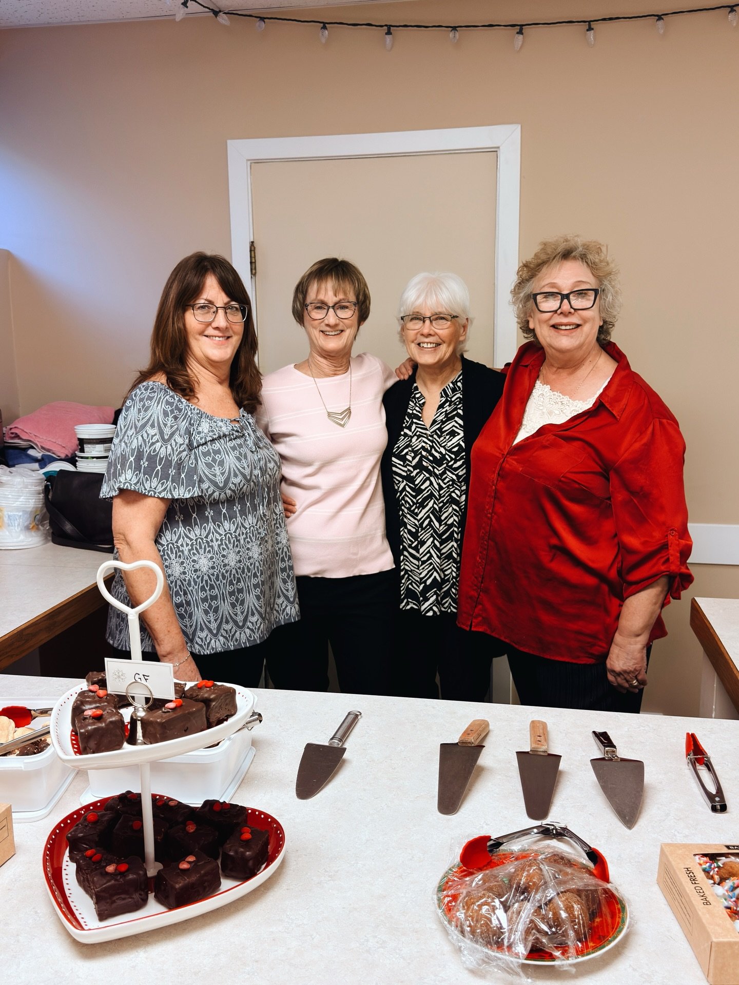 Behind every delicious potluck, beautifully arranged table, and smoothly run Sunday lunch is a team of amazing women who give so much of their time and energy. ❤️

Swipe through to see some of the faces and moments from our Love Feaset Potluck Lunch 