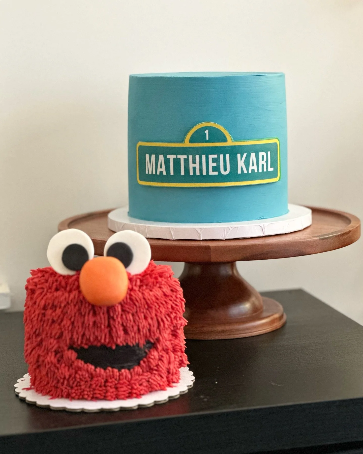 Elmo&rsquo;s world of sweetness 🎂 🎈

1st birthday cake and an Elmo Smash Cake for the birthday celebrant! 💥