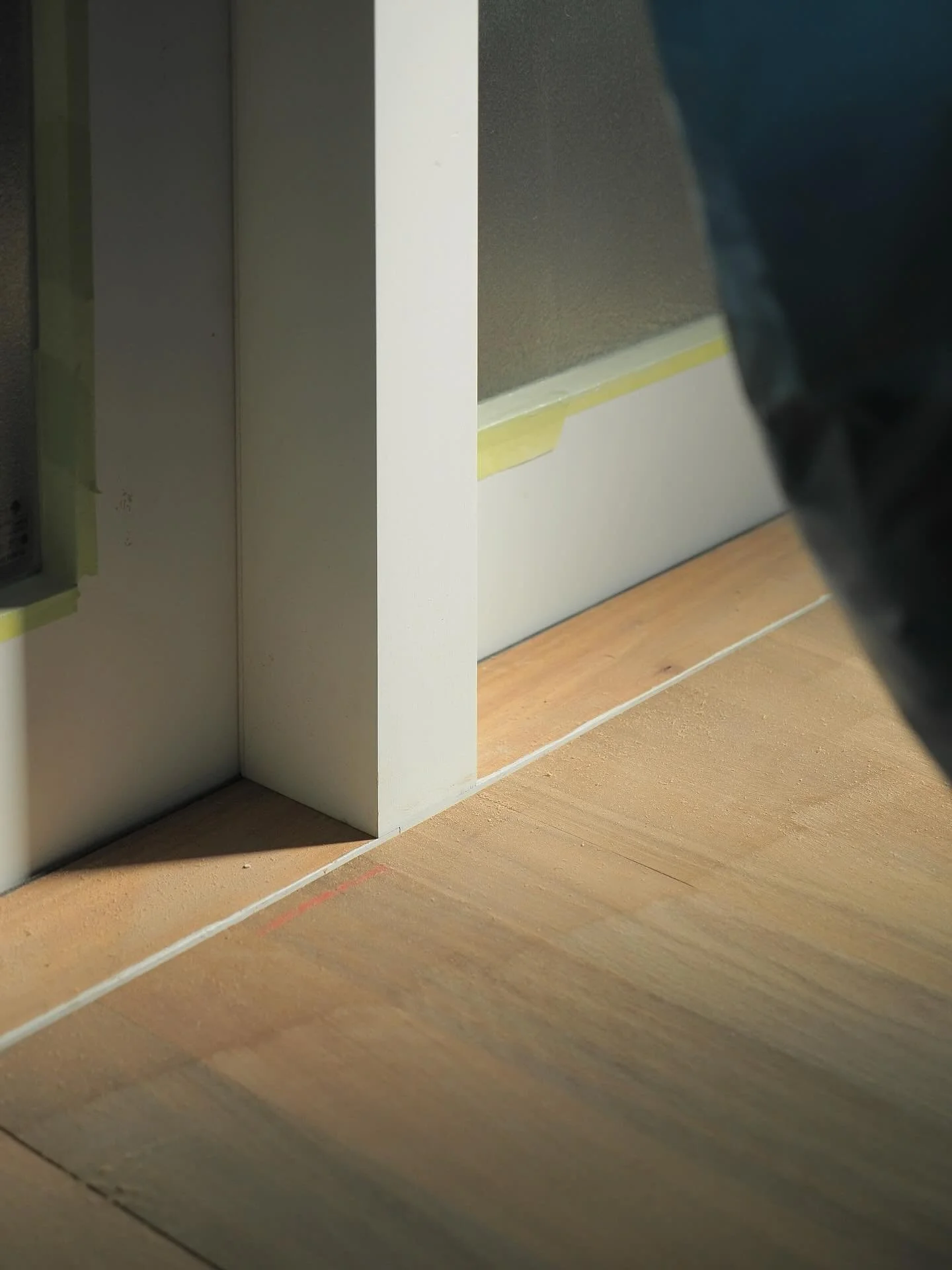 Sander revealing the incredible craftsmanship by @knowhowflooringau. Directional board changes, perfect transitions and serious attention to detail!

@architect.george 
@windoor_joinery 
@owenrodgers_photography