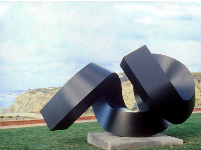 Clement Meadmore
𝙍𝙪𝙣𝙚 (2/4)
1995
57 x 59 x 103 inches
painted aluminum

Fabricated by VAF in 2011.