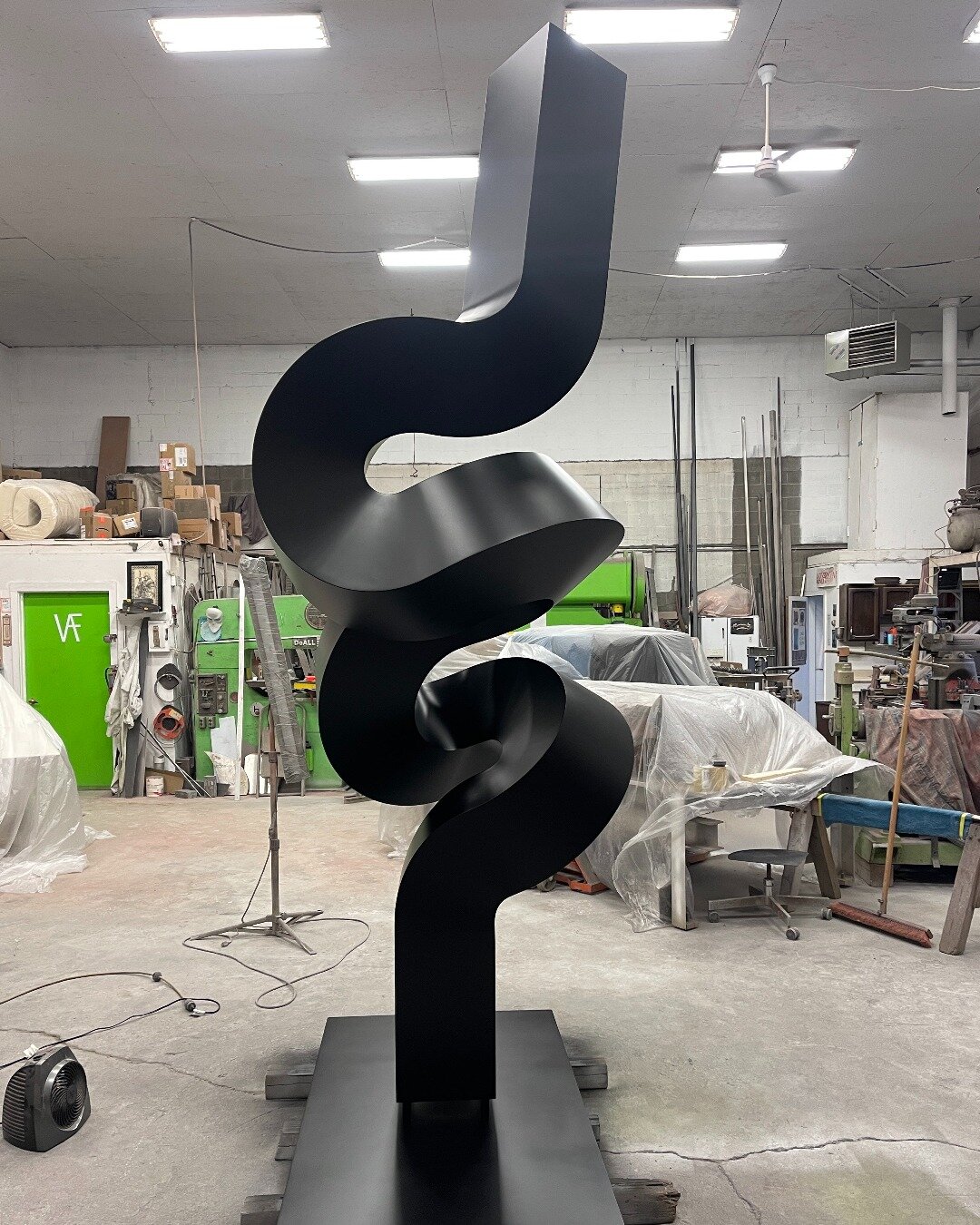 Clement Meadmore
𝙐𝙥𝙧𝙞𝙨𝙞𝙣𝙜
1995
10.5 x 4 x 3.5 feet
painted aluminum

Fabricated by VAF in 2022.
.
This sculpture presented many challenges with its complex twists and turns. We were tasked with replicating a 9 inch maquette. Shoutout to the l