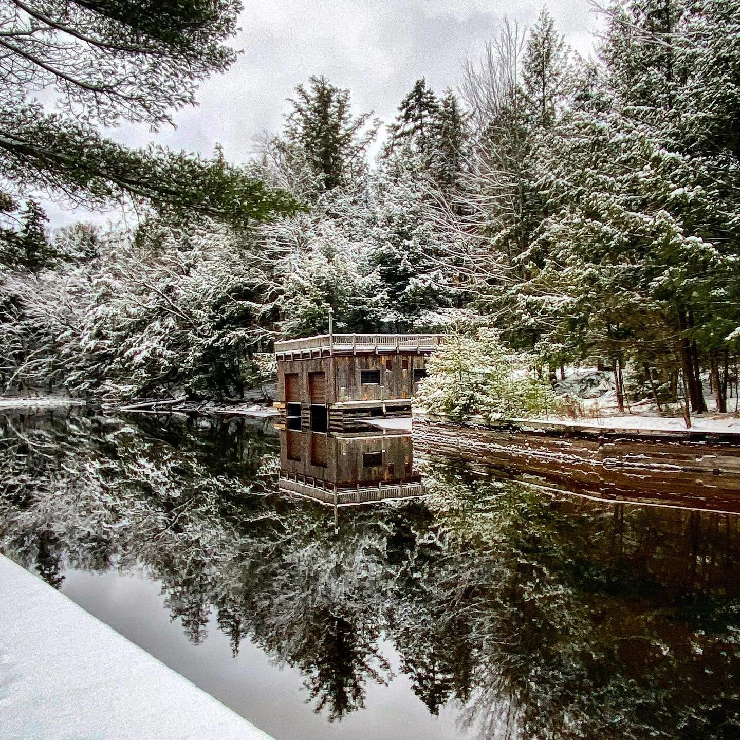 Let&rsquo;s get snowed in, baby. ❄️ 

#roc #roctoadk #latergram #snow #winter #stormiscoming #inletny #naturephotography #inlet #reflection #rochesterphotographer #roctopshots #thisisupstate