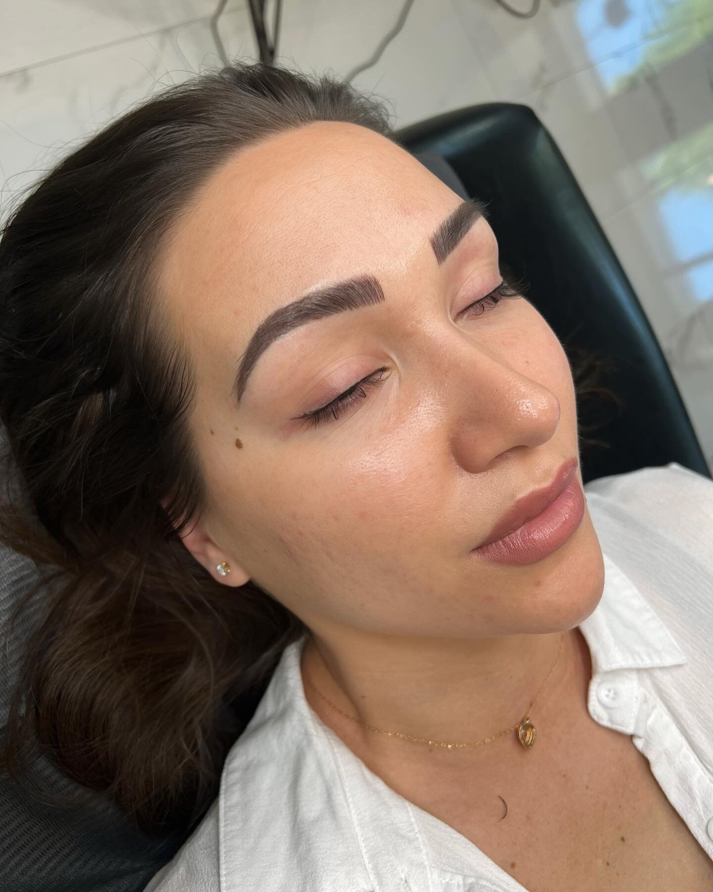 🌟Embrace Your Unique Style With Microbladed Brows! 🌟

Your eyebrows are like a canvas, and you have the artistic freedom to express yourself! 🎨💁🏻&zwj;♀️💕

Whether you prefer bold and fierce arches or soft and natural curves, shaping your brows 