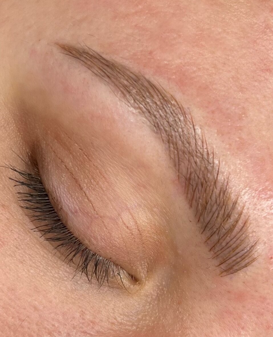 Say goodbye to worrying about washing away your brows! 💦🌟⁠
⁠
We all know that feeling of rocking amazing brows, only to watch them disappear with a splash of water. But fear not! Microblading is the secret to achieving waterproof and smudge-proof b