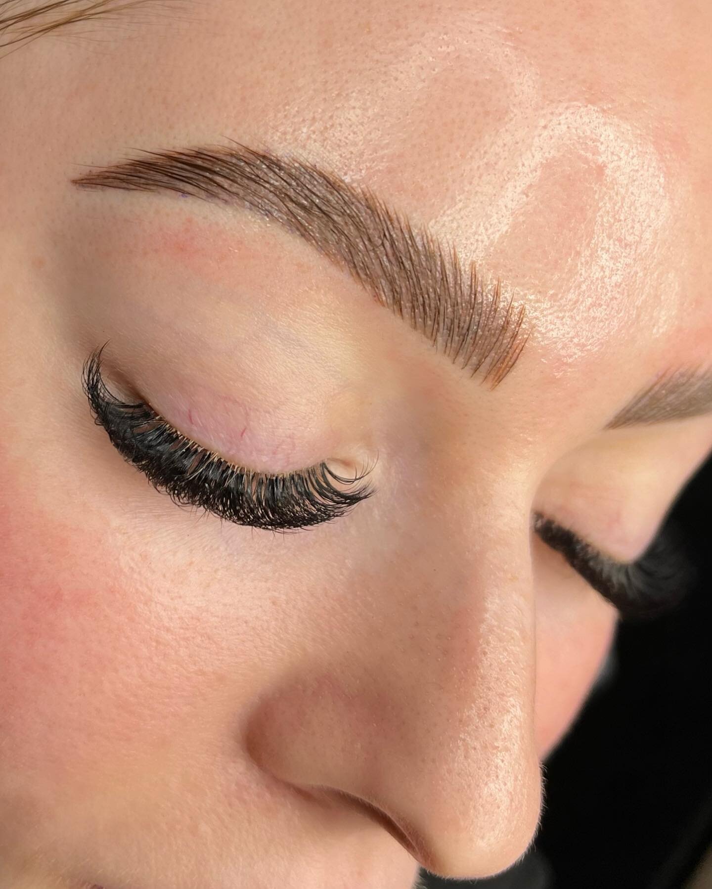 Embracing the art of microblading, every stroke meticulously crafted to recreate nature's own perfection. Go on, zoom in, I dare ya 😏

&bull;
&bull;
&bull;
&bull;
&bull;
#featherbrows #fluffybrows #browinspo #restorativetattoo #vancouverbrows #vanco