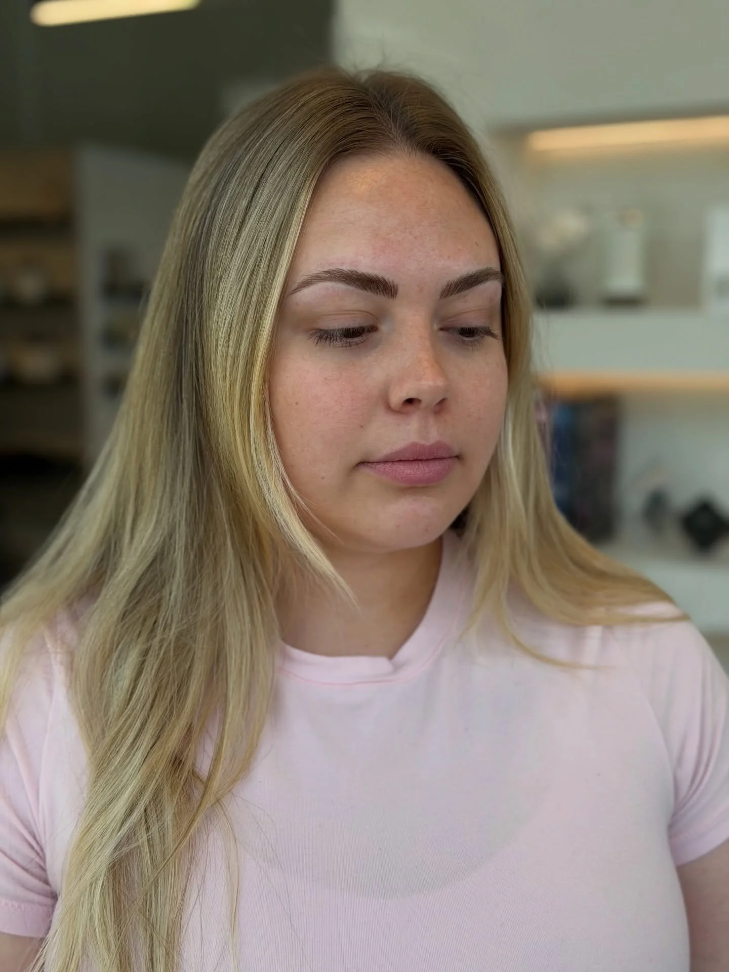 First session transformation..

My client came in wanting more symmetry, added fullness, and natural definition in sparse areas. We focused on creating a balanced shape that complements her features while keeping the brows soft and natural-looking.

