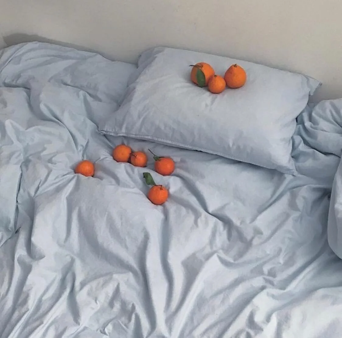 Lazy, comfy weekend 🍊 are we eating in bed or at least making it to the couch? 😇